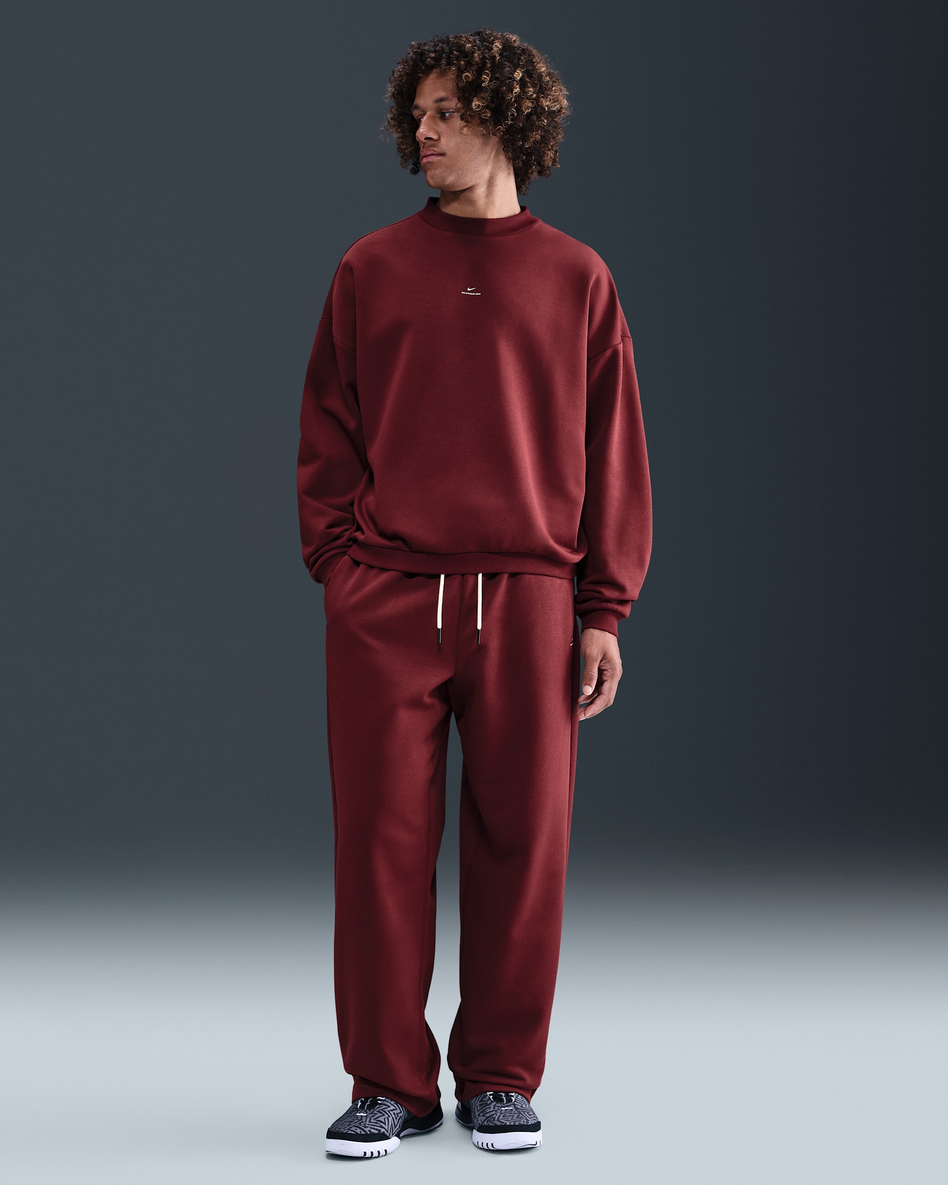 Pants de básquetbol Therma-FIT cepillados con dobladillo abierto para hombre Nike Standard Issue - Rojo team oscuro/Marfil pálido