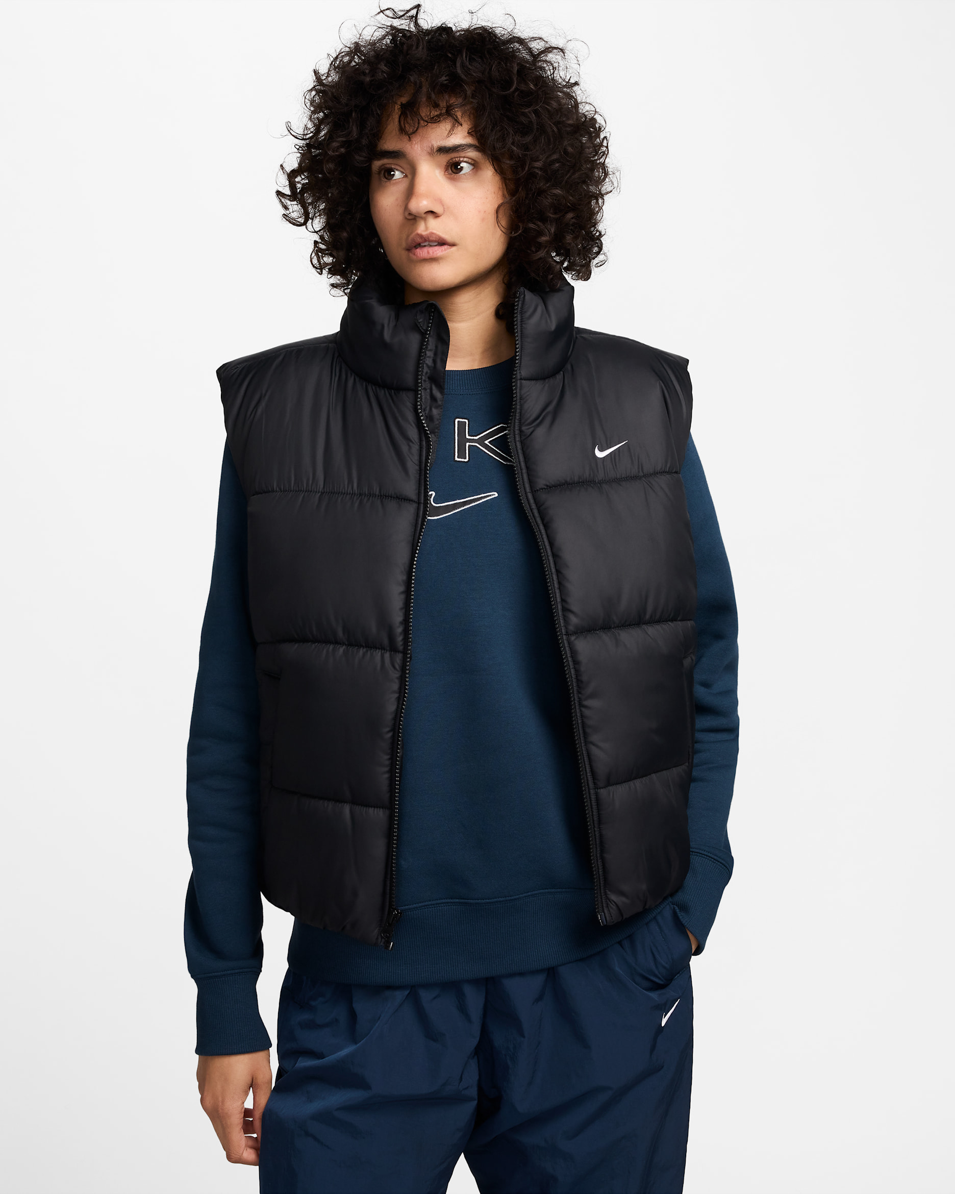 Løstsiddende Nike Sportswear Classic Therma-FIT-dynevest til kvinder - sort/hvid