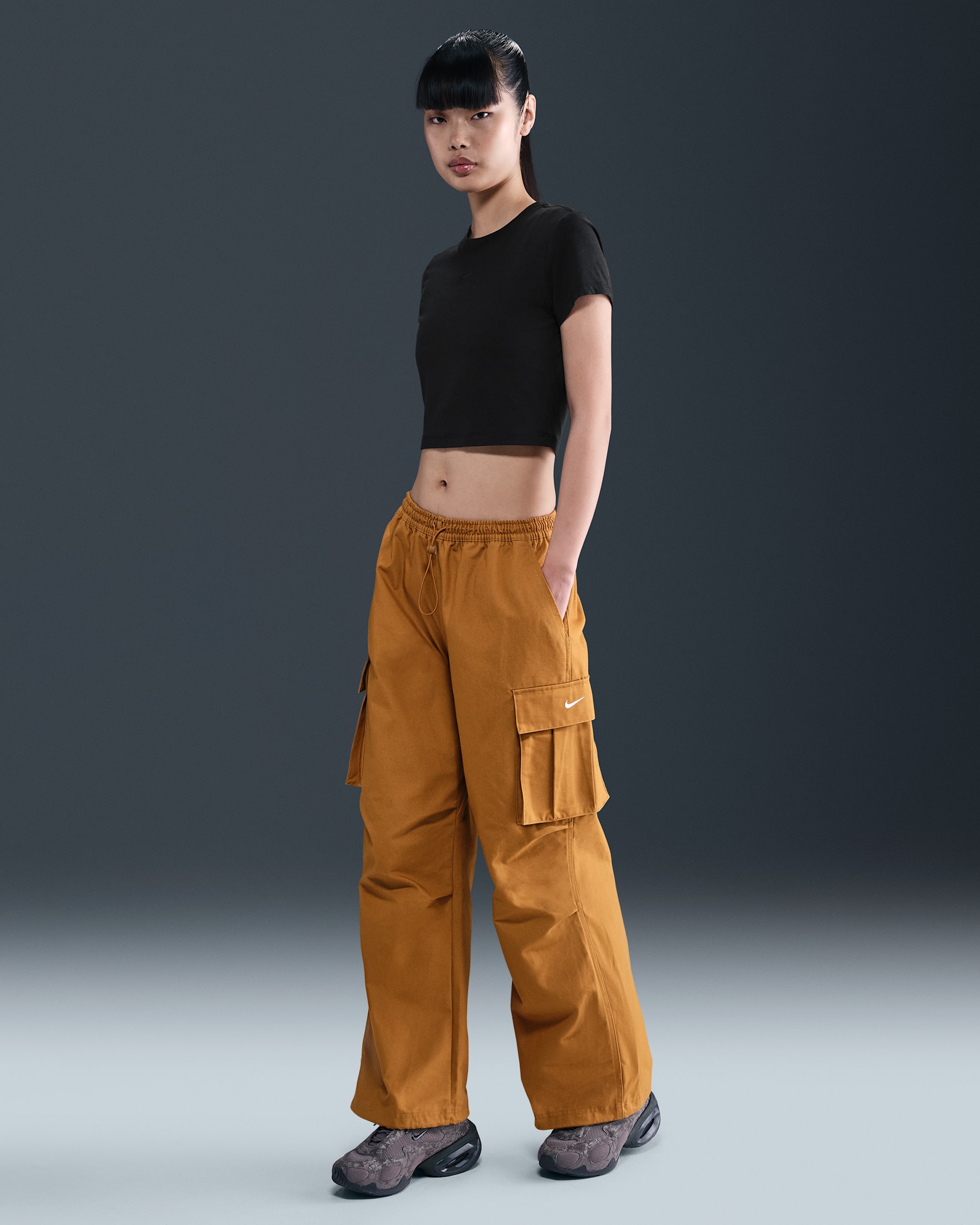 ナイキ スポーツウェア ウィメンズ ミッドライズ オーバーサイズド ウーブン カーゴ パンツ - デザートオークル/セイル