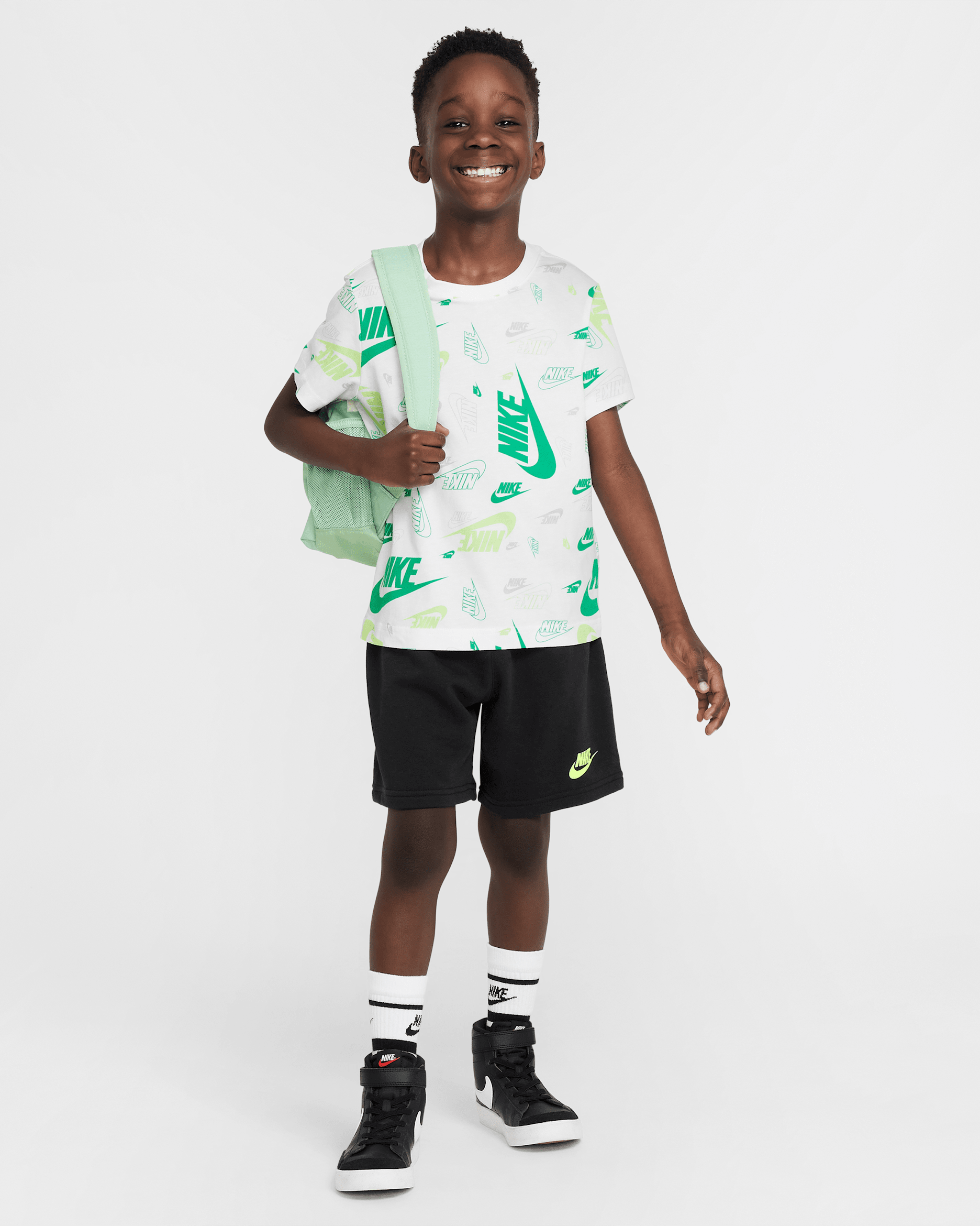 Nike Conjunt de samarreta estampada i pantalons curts de teixit French Terry lleugers - Nen/a petit/a - Negre/Blanc