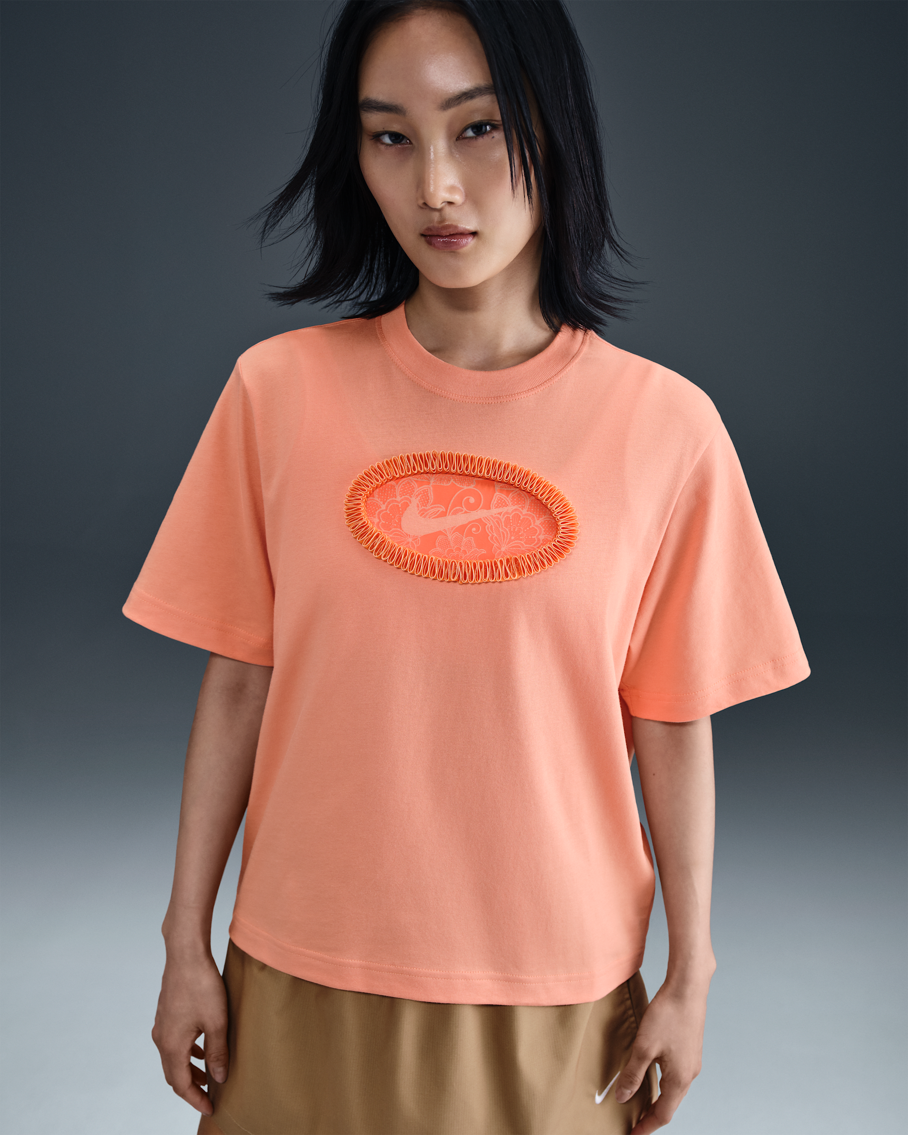 ナイキ スポーツウェア ウィメンズ ルーズ ショートスリーブ グラフィック Tシャツ - アプリコットアゲート