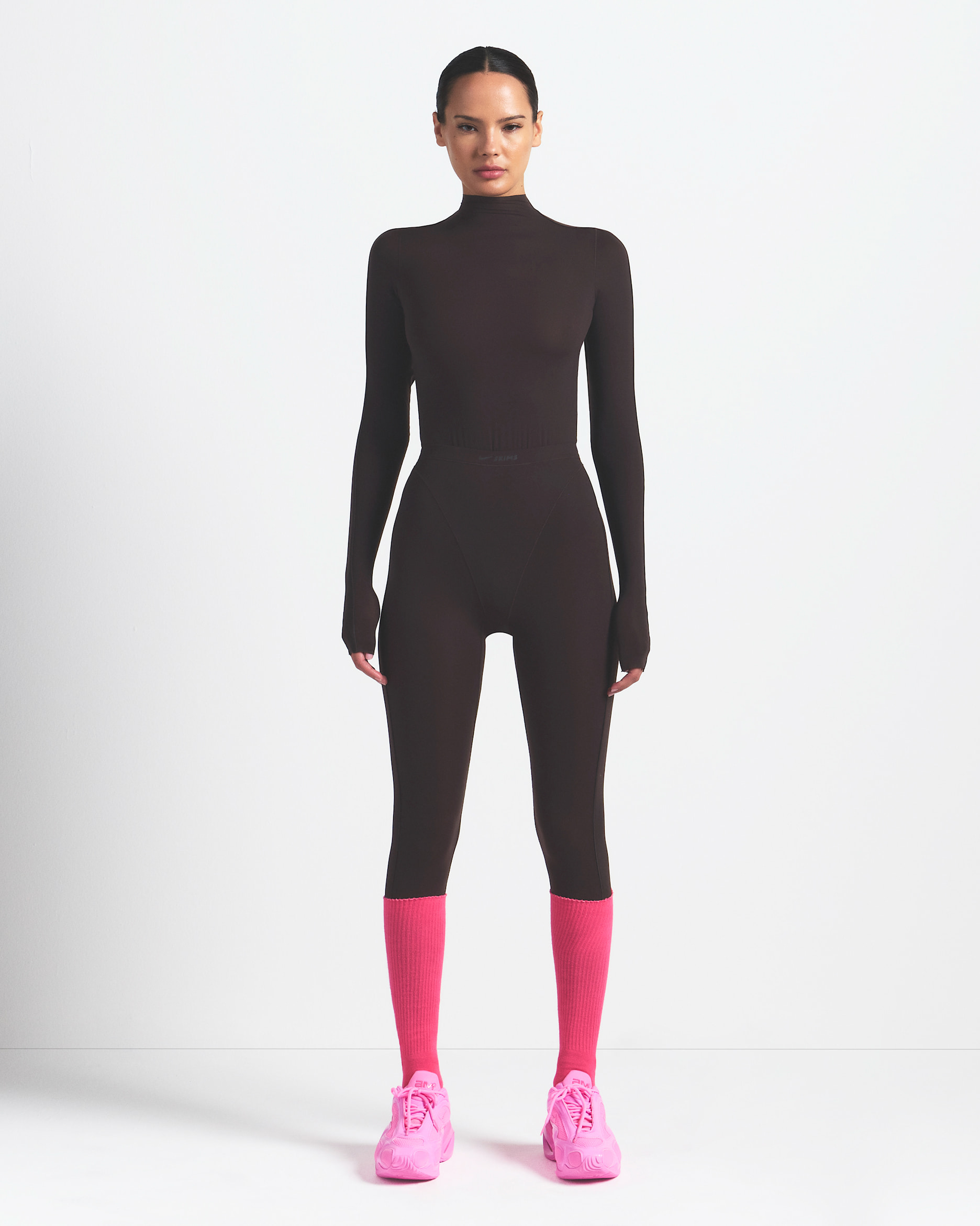 NikeSKIMS Weightless Layers Women's High-Waisted V-Panel Leggings - NSKM DARK ROAST