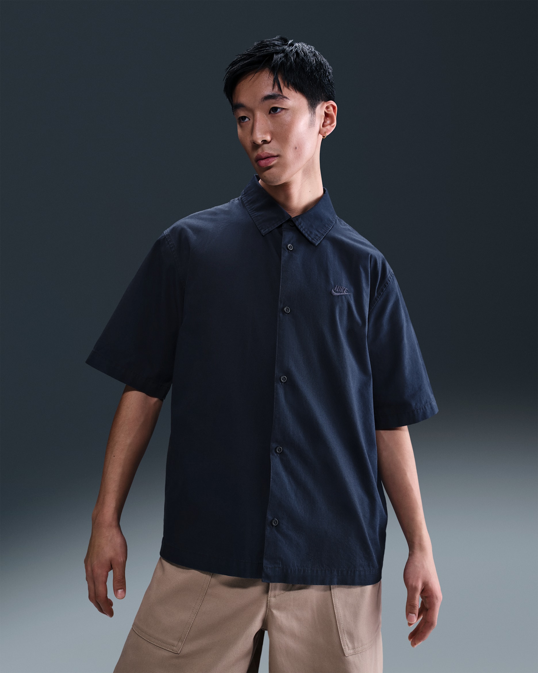 ナイキ クラブ メンズ ショートスリーブ ボタンダウン シャツ - オブシディアン/オブシディアン