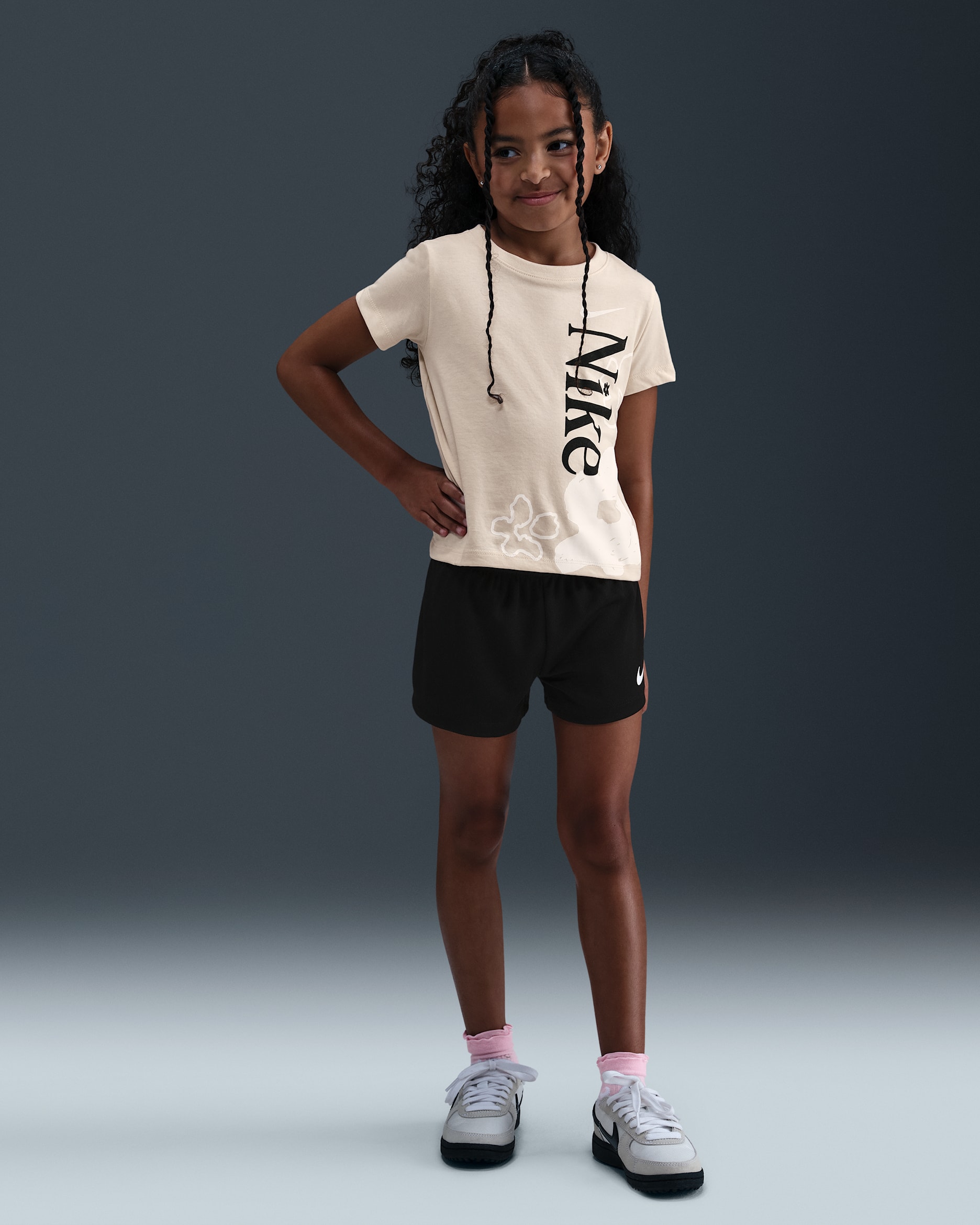 Conjunto de playera con flor silvestre y shorts de malla para niños talla pequeña Nike - Negro
