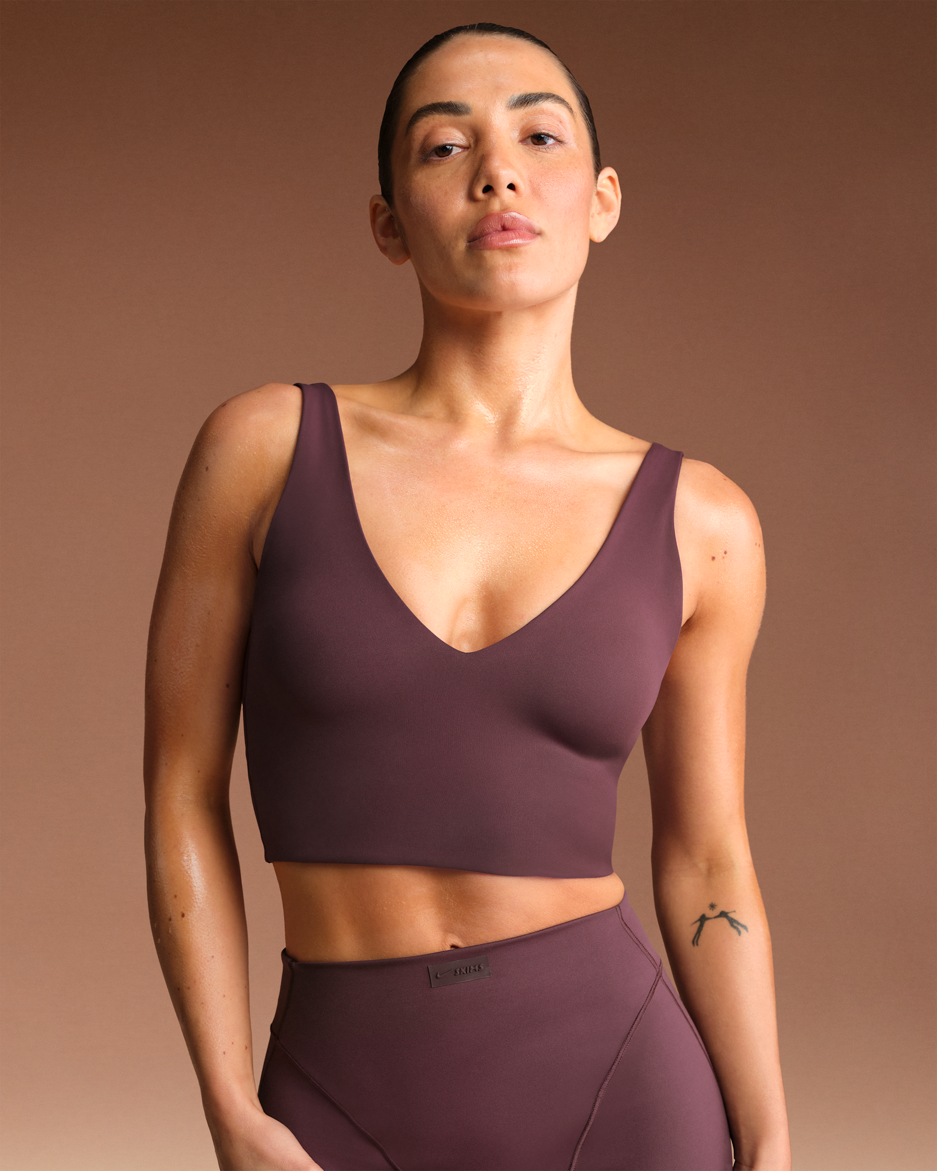 NikeSKIMS Matte Women's V-Neck Long-Line Bra - NSKM CURRANT