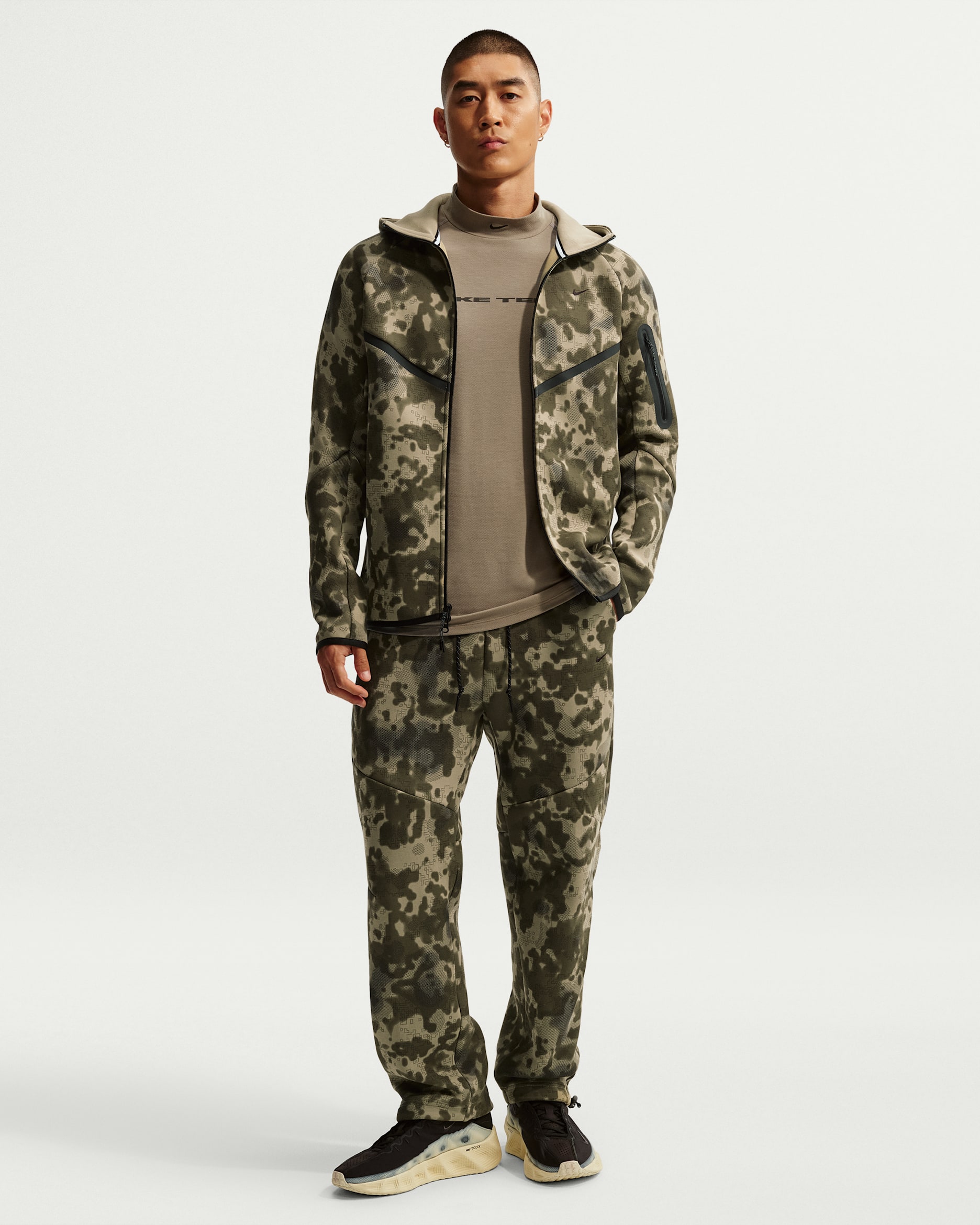ナイキ テック メンズ オープンヘム フリース カモ パンツ - ニュートラルオリーブ/ブラック