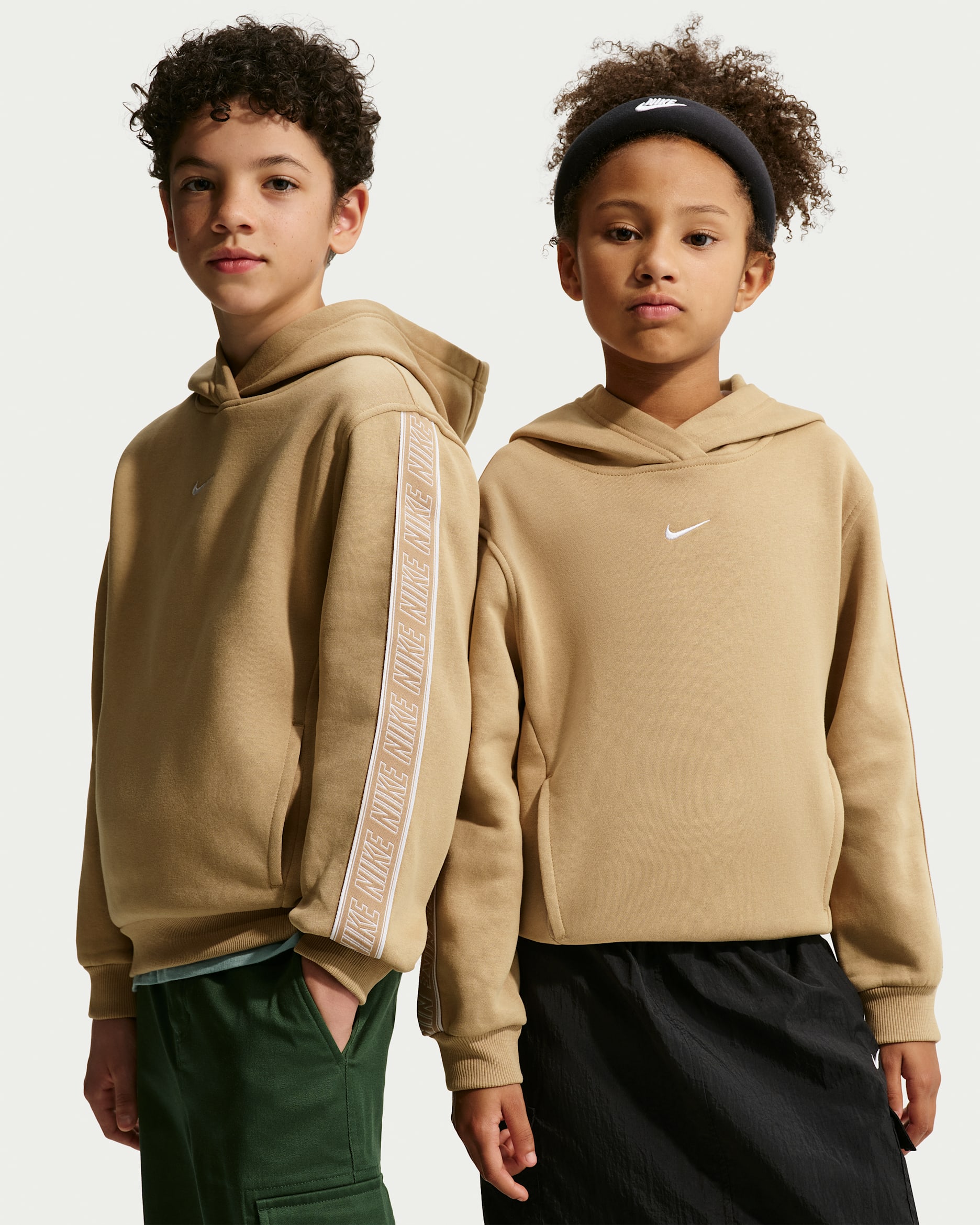 Nike Sportswear Club Fleece hettegenser til store barn - Parachute Beige/Parachute Beige/Hvit