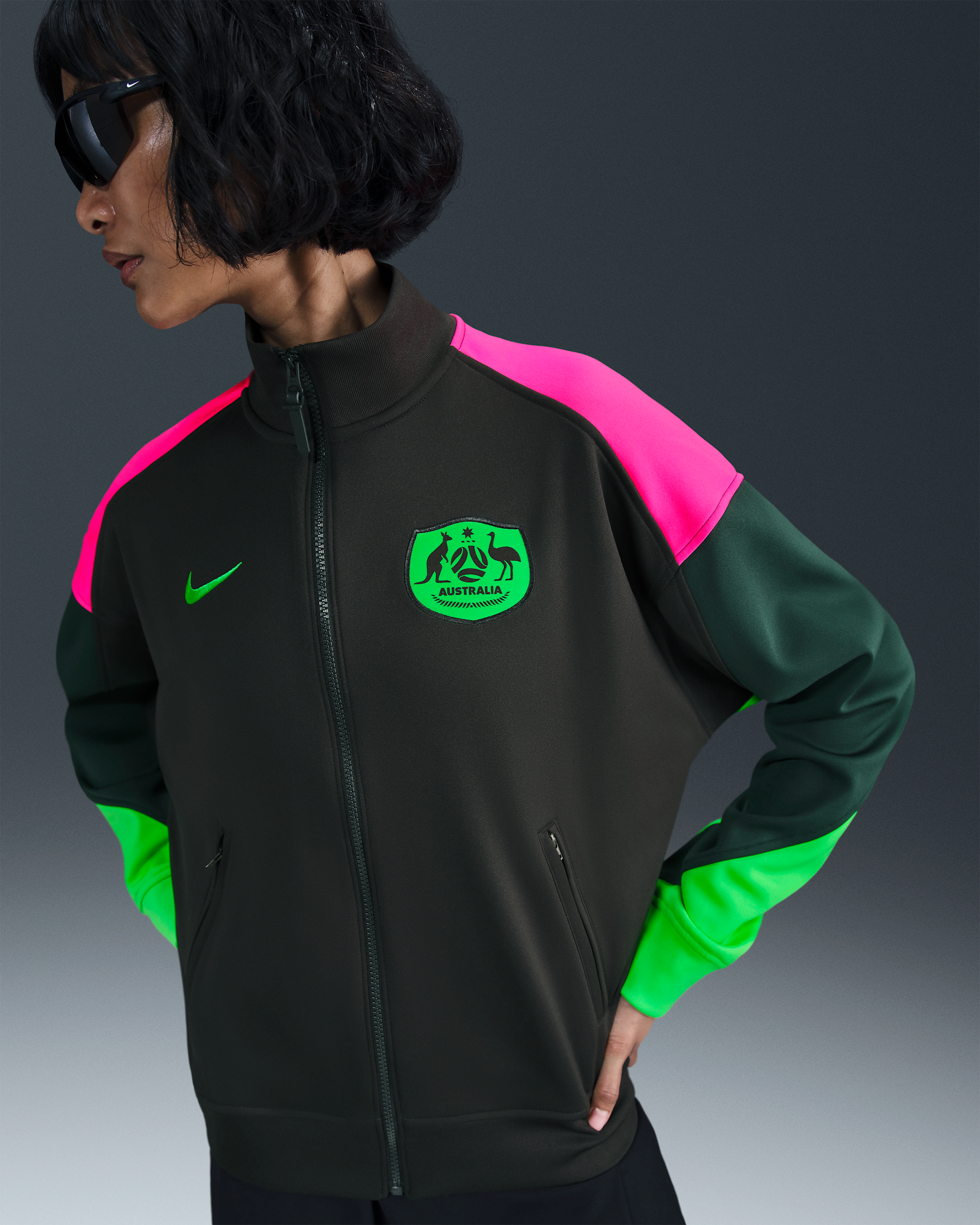 Australien Academy Pro Nike Dri-FIT Fußball-Hymnenjacke (Damen) - Night Forest/Pro Green/Hyper Pink/Poison Green