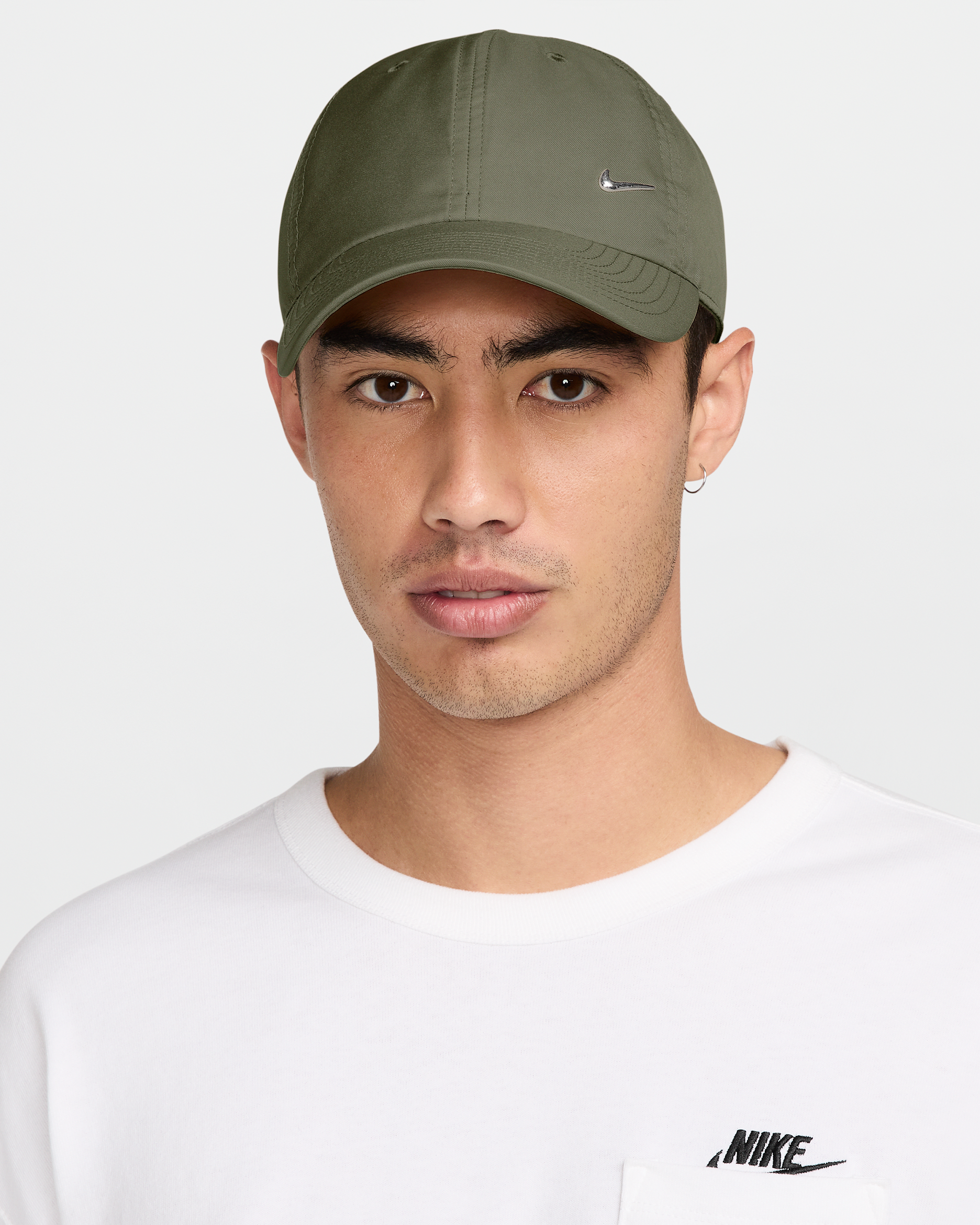 Nike Dri-FIT Club Yumuşak Metal Swoosh Şapka - Medium Olive/Metallic Silver