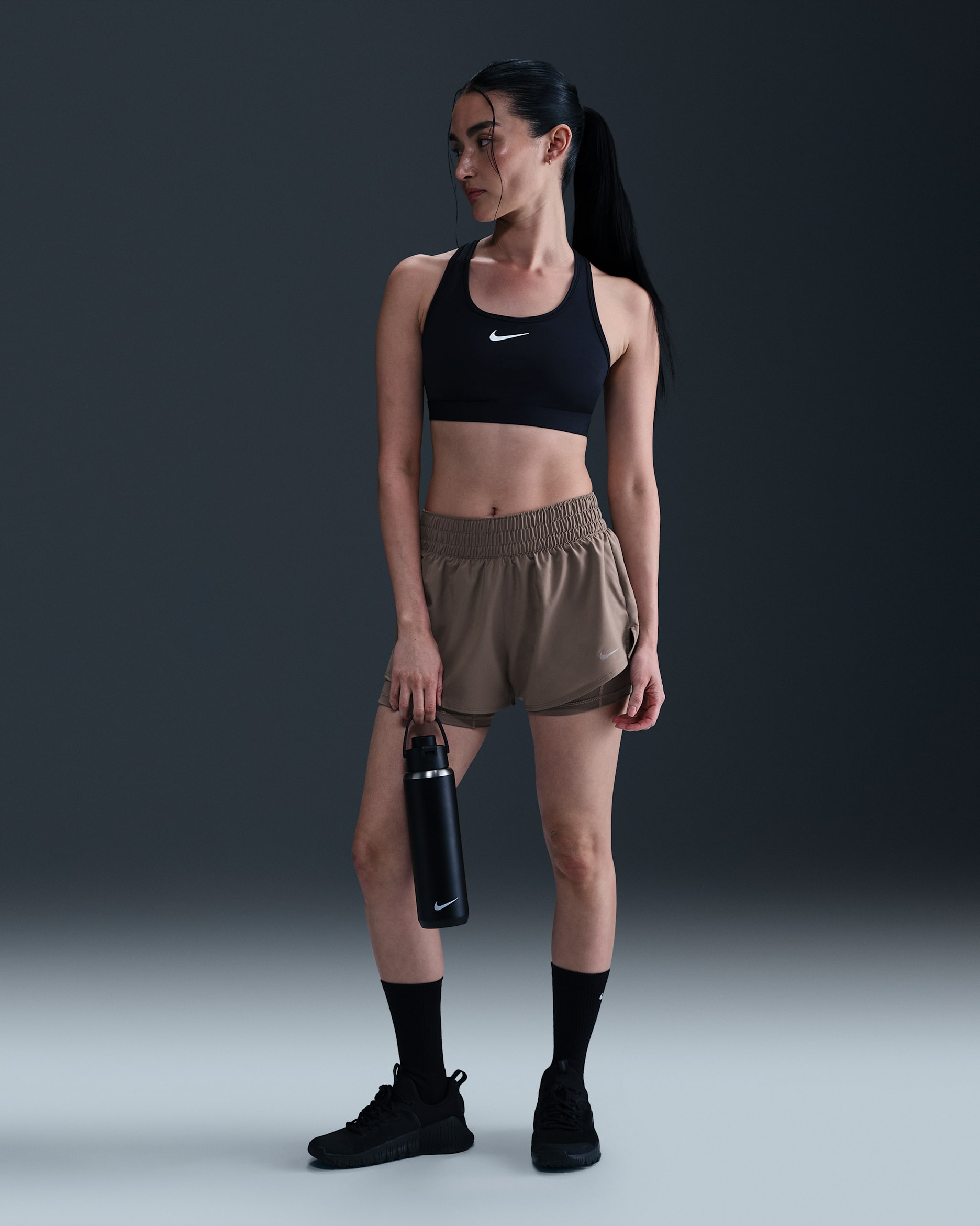 กางเกงขาสั้น 2-in-1 เอวปานกลาง 3 นิ้วผู้หญิง Nike Dri-FIT One - Mink Brown