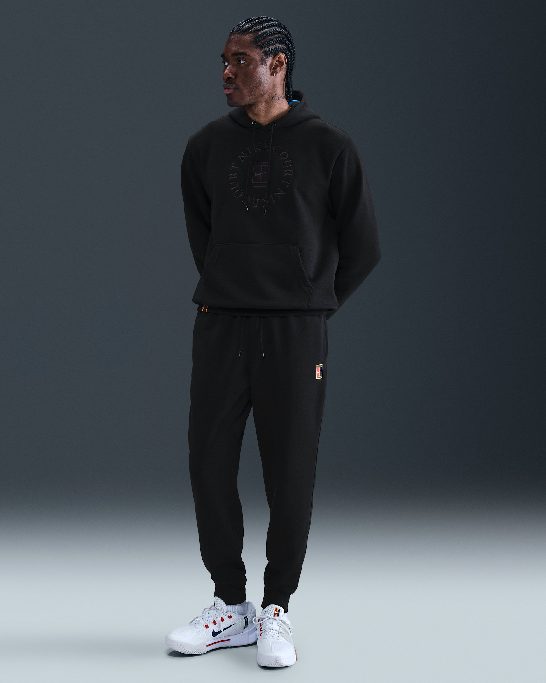 NikeCourt Heritage Dri-FIT tennisjoggebukse i fleece til herre - Svart