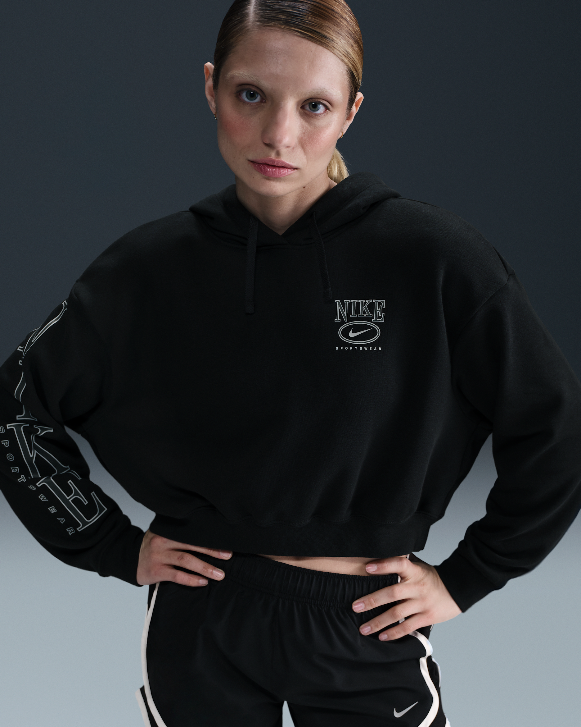 Sudadera con gorro con gráfico oversized cropped para mujer Nike Sportswear Club Fleece - Negro/Gris lobo