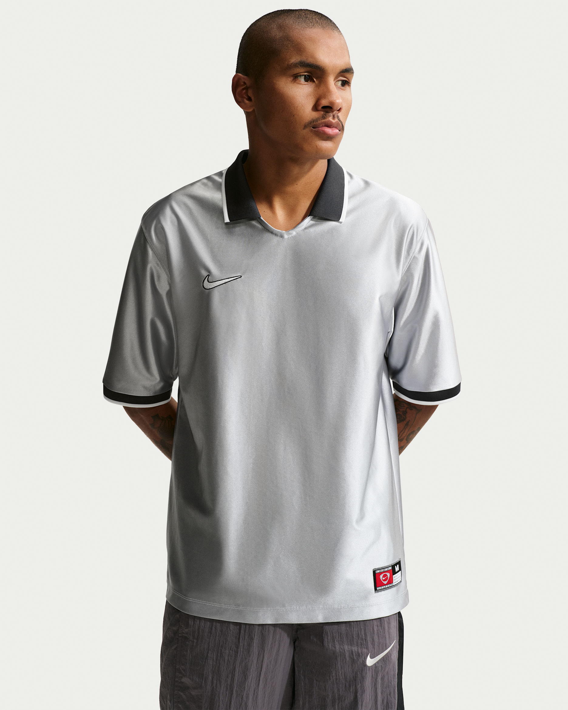 Playera de fútbol de manga corta Dri-FIT para hombre Nike Energy - Gris lobo/Azul marino medianoche/Espuma rosa/Azul cancha