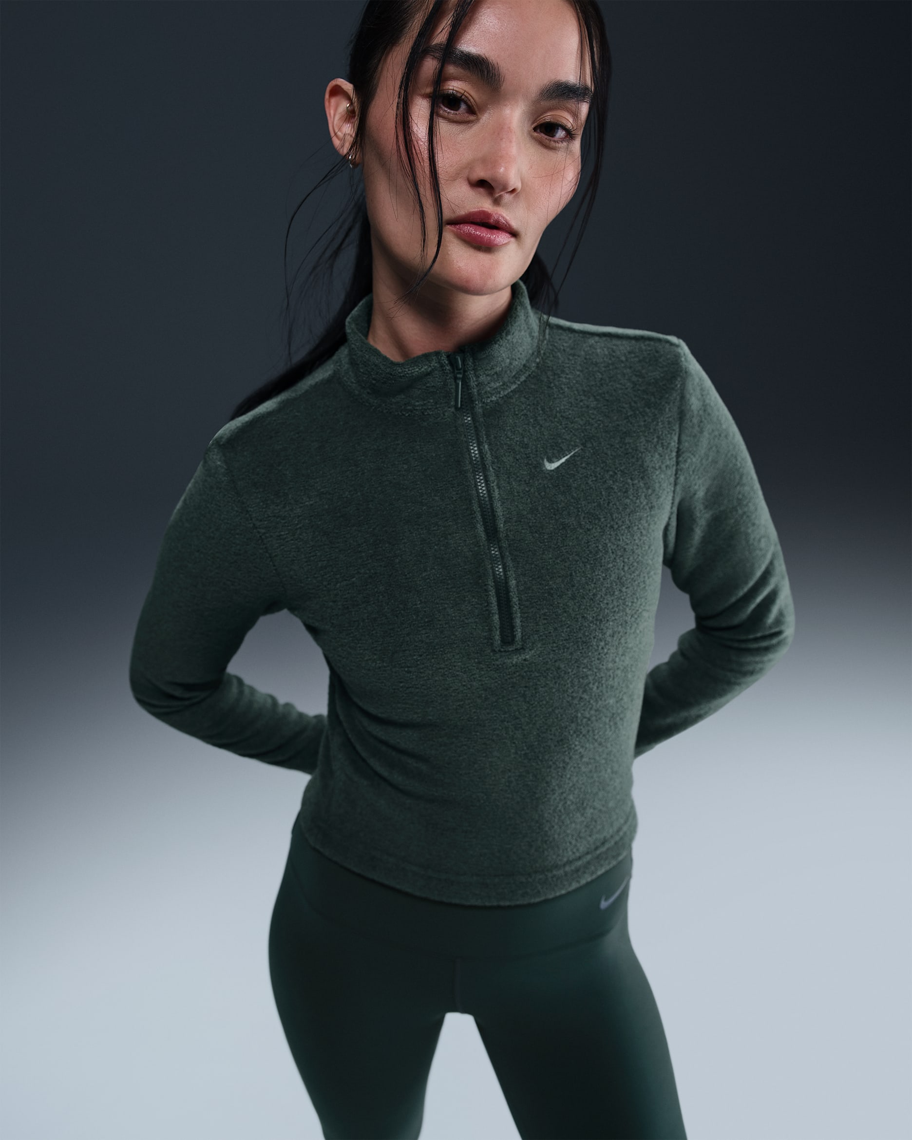 ナイキ スポーツウェア フェニックス プラッシュ ウィメンズ スリム ロングスリーブ コージー フリース 1/2ジップ トップ - ビンテージグリーン/バイコスタル