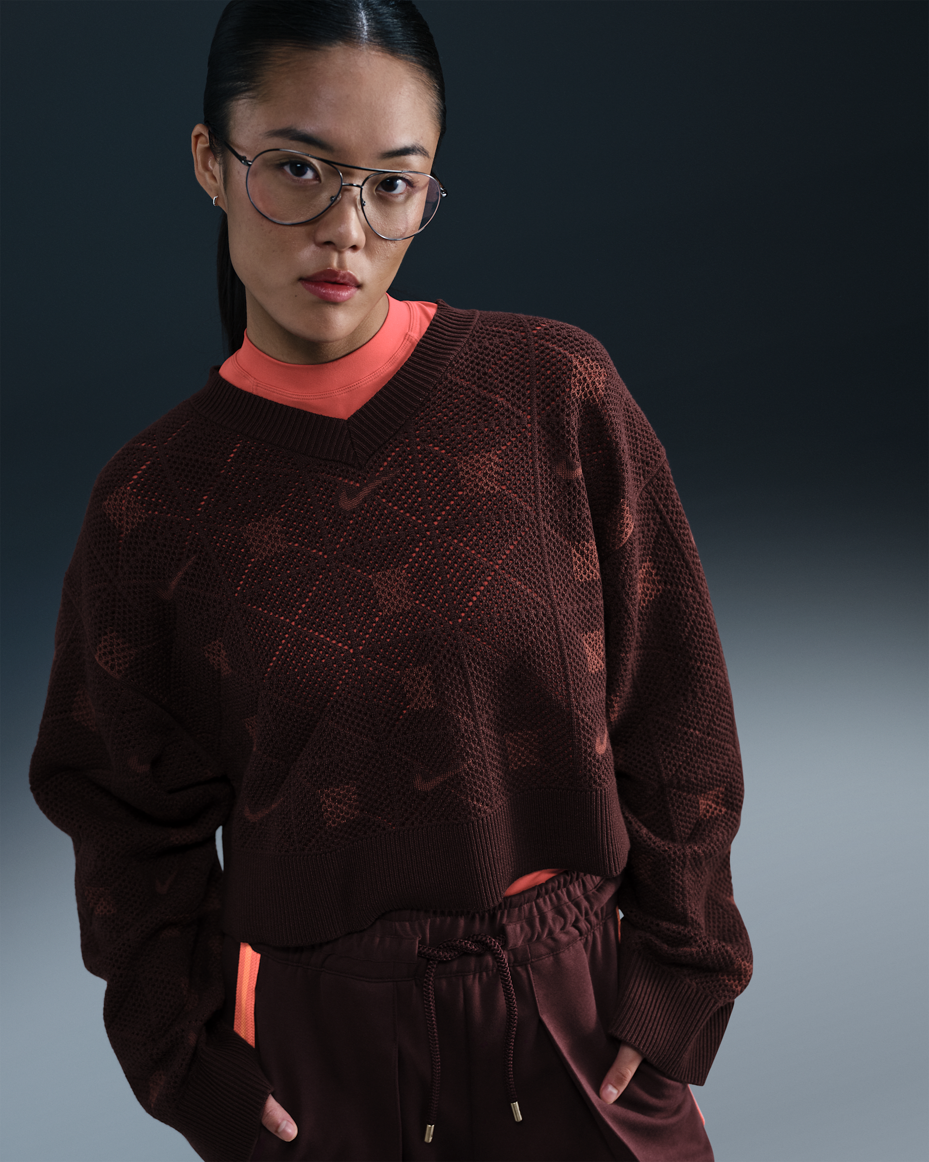 大坂 なおみ ウィメンズ エンジニアード ニット セーター - バーガンディクラッシュ/ダークポニー/ダークポニー