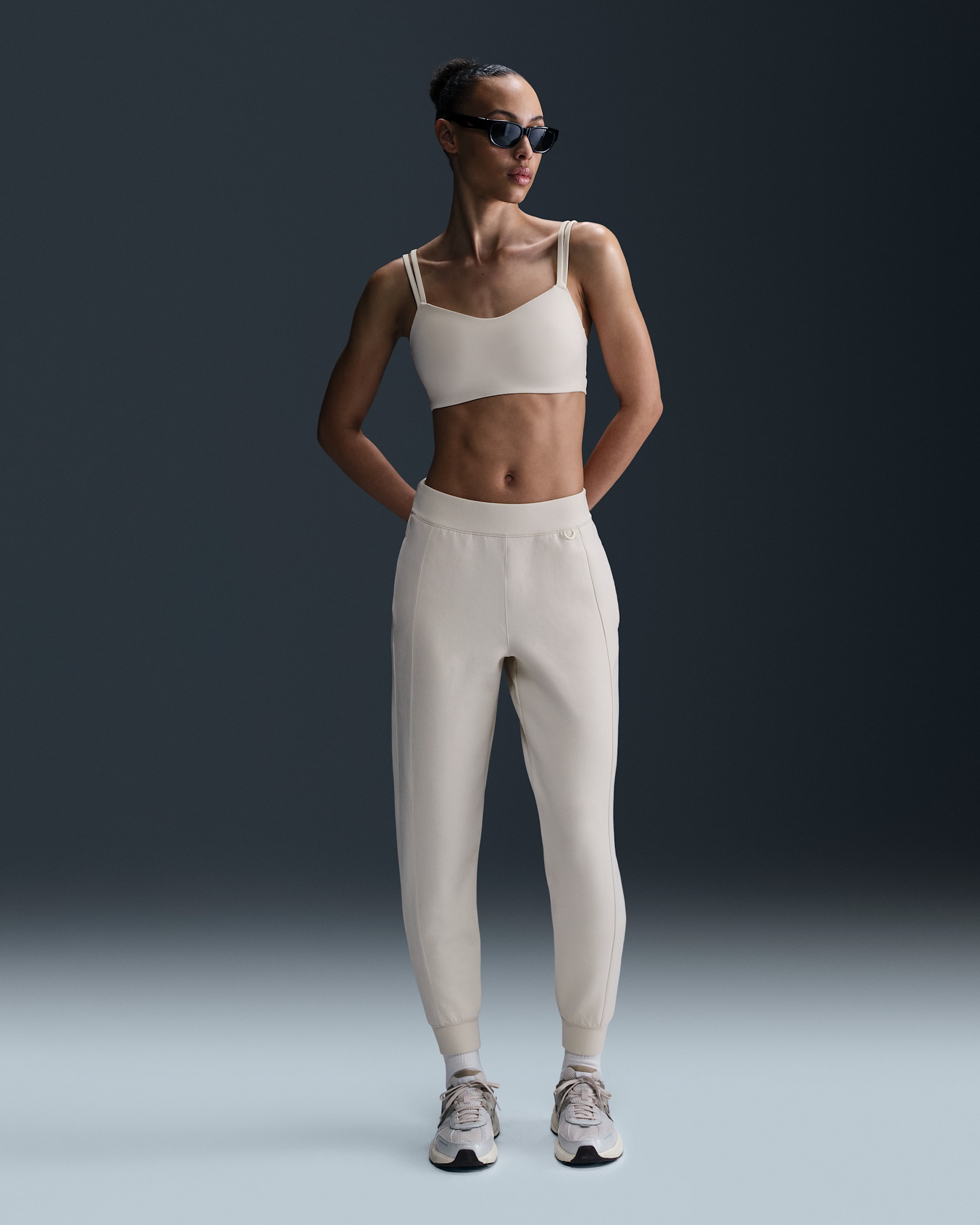 Joggers Dri-FIT de tiro medio para mujer Nike 24.7 ImpossiblySoft - Marrón verdoso claro/Vela/Mena de hierro claro
