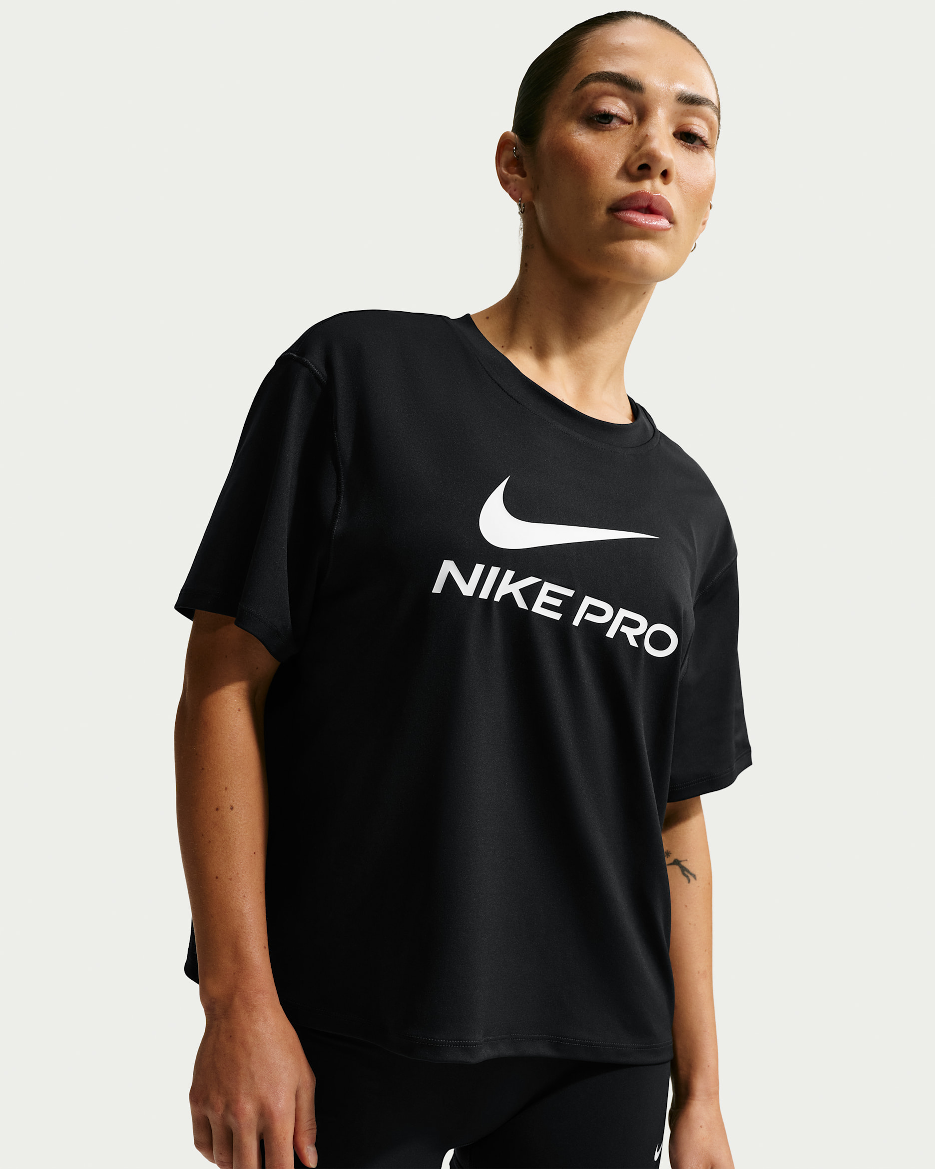 Nike Pro T-skjorte med ledig passform til dame - Svart/Hvit