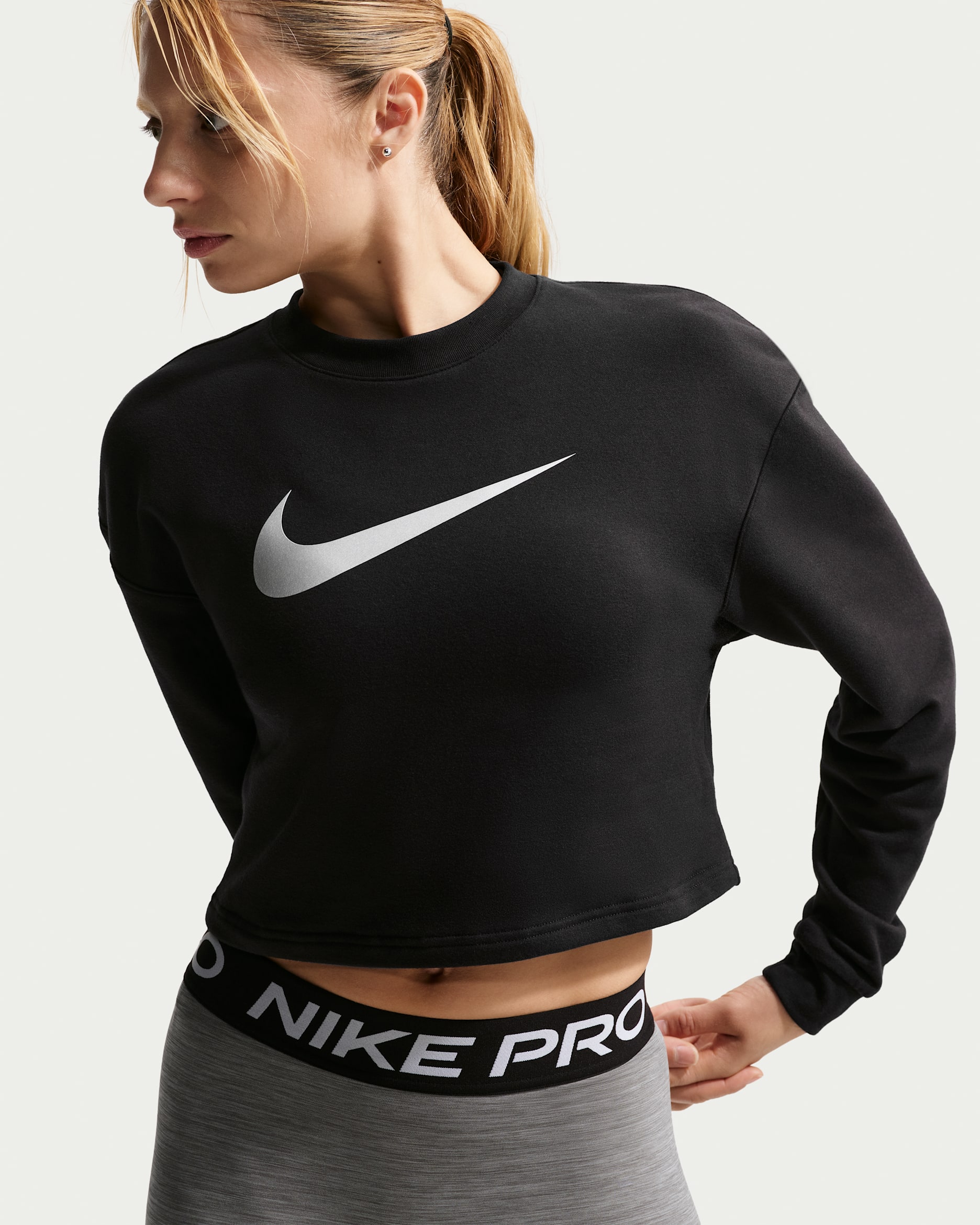 Sudadera de French Terry Dri-FIT de cuello redondo para mujer Nike Pro - Negro/Plata metalizado/Blanco