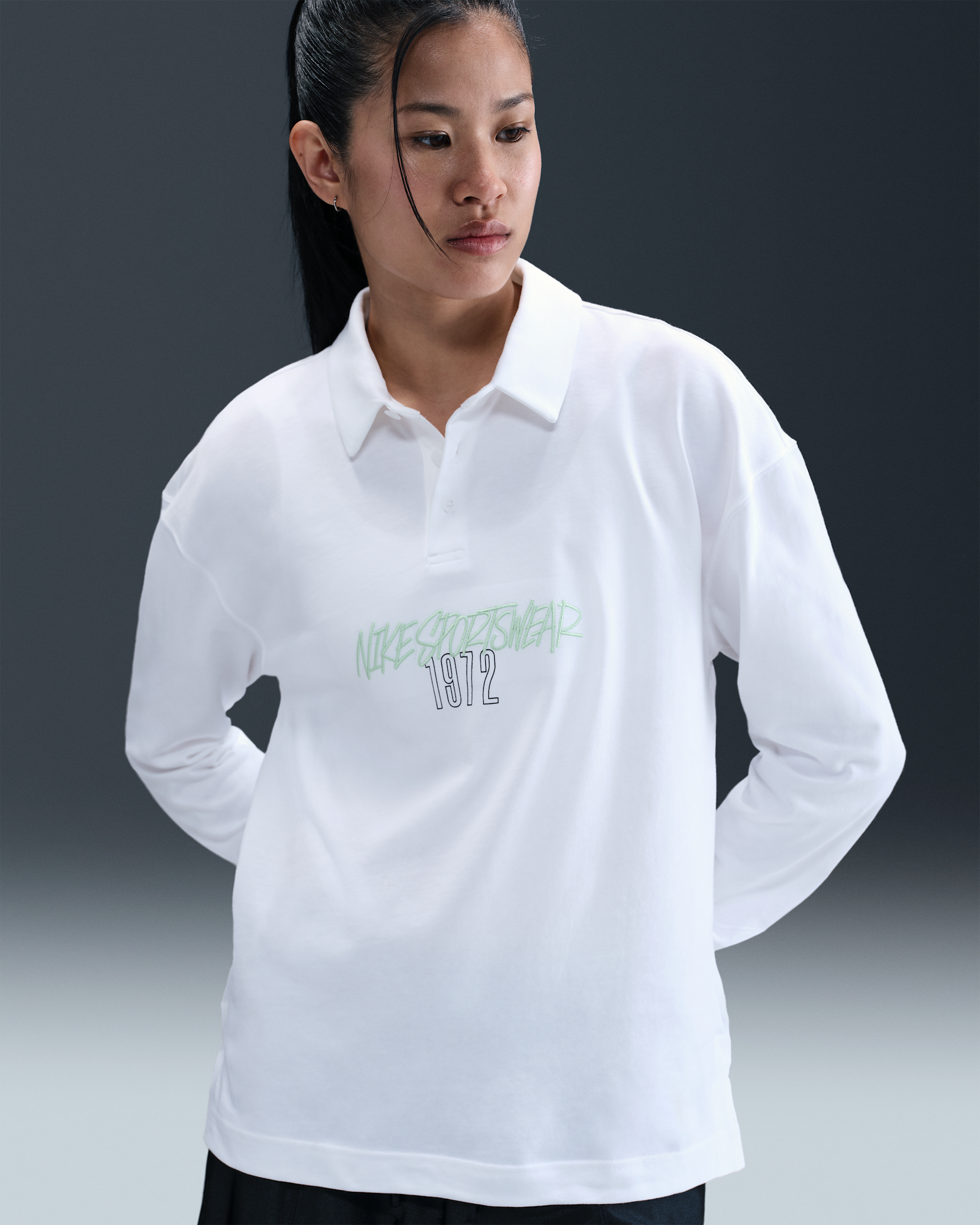 เสื้อโปโลแขนยาวขนาดโอเวอร์ไซส์ผู้หญิง Nike Sportswear Essential - ขาว/Cucumber Calm/ขาว