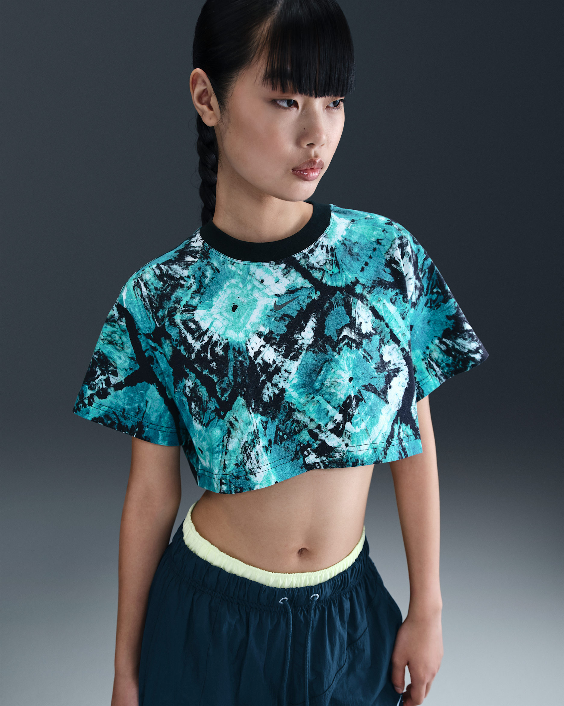 Playera con gráfico oversized cropped para mujer Nike x NorBlack NorWhite - Cactus empolvado