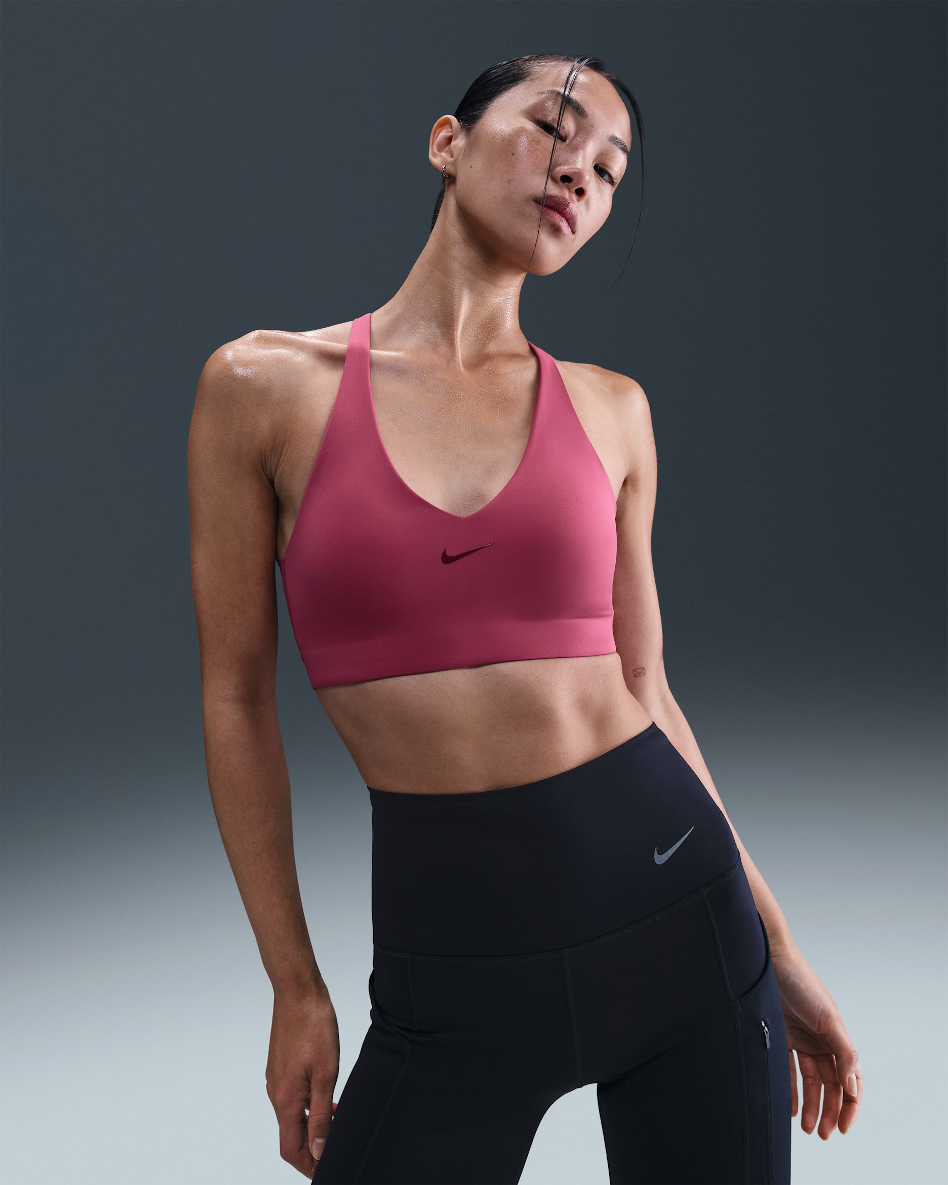 Nike ユニバーサ ウィメンズ ミディアムサポート パッディド スポーツブラ - スイートビート/ディープガーネット/ラッシュマルーン