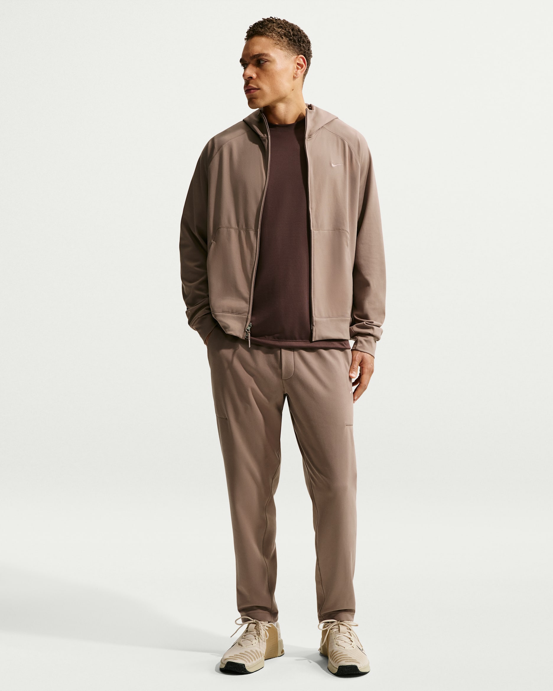 Pants de alto rendimiento Dri-FIT con protección contra los rayos UV para hombre Nike Primary NanoKnit - Marrón visón/Marrón visón