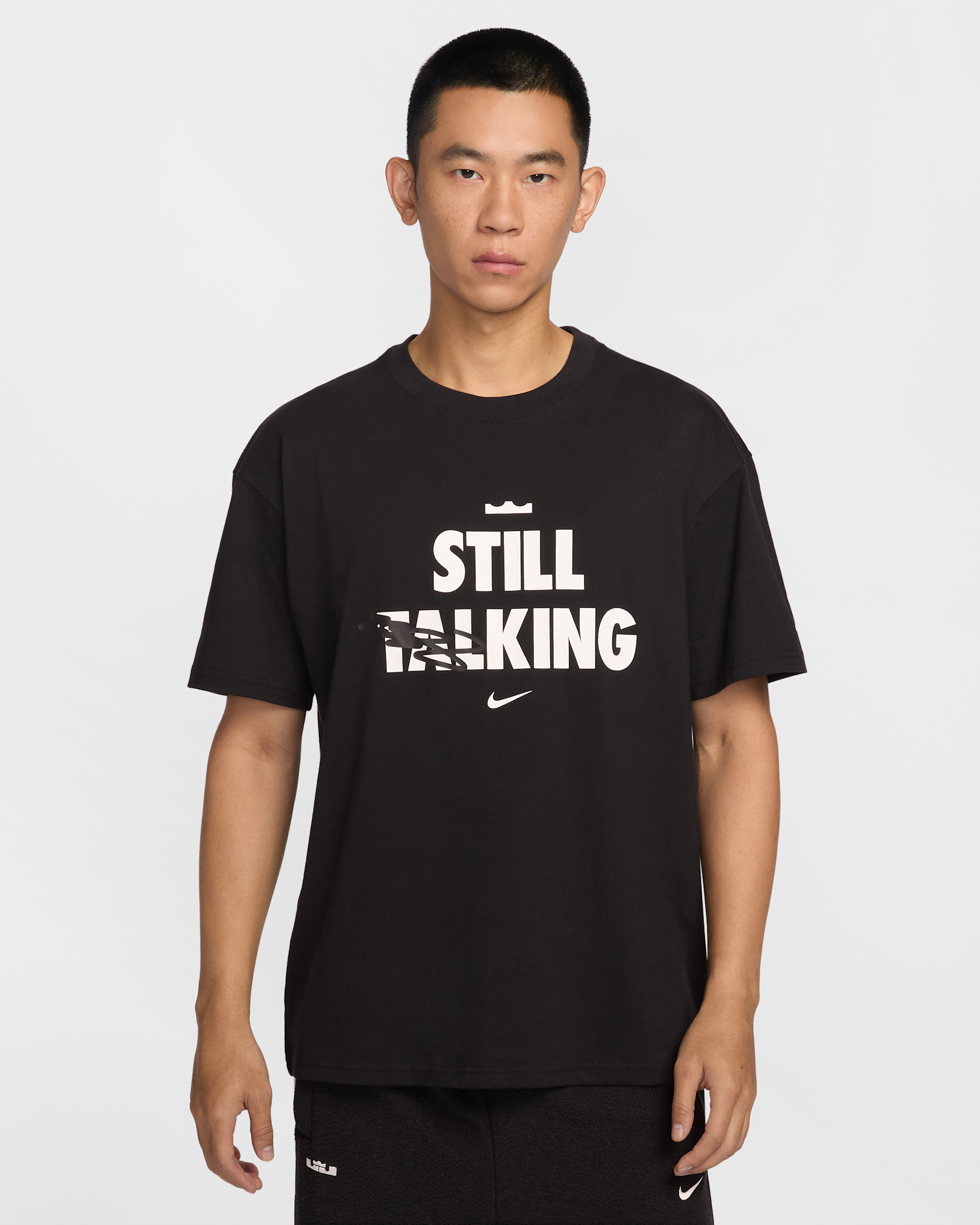 レブロン "Shut Up and Dribble" ナイキ メンズ バスケットボール Tシャツ - ブラック