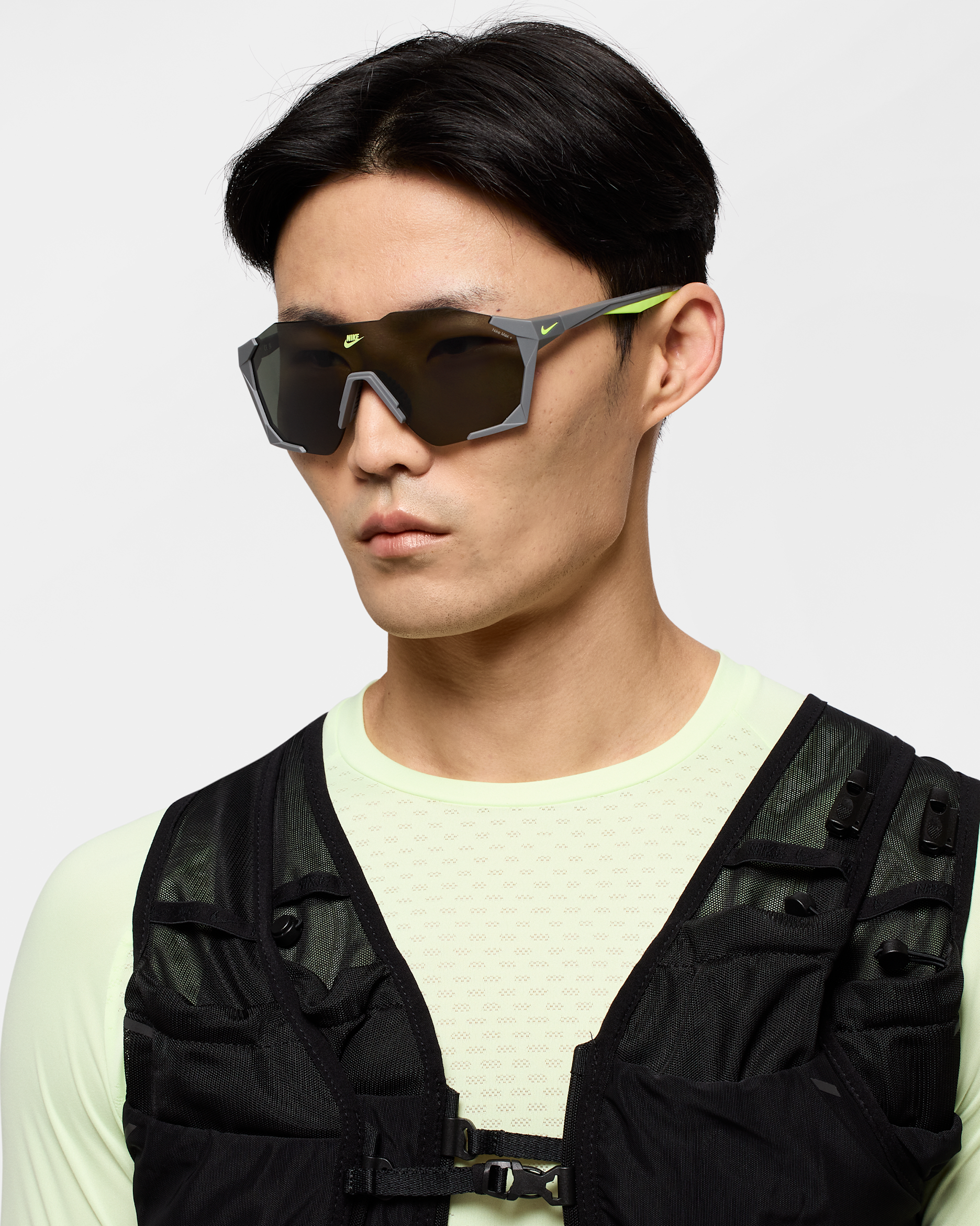 Nike Charged Shield Sonnenbrille - Smoke Grey/Volt