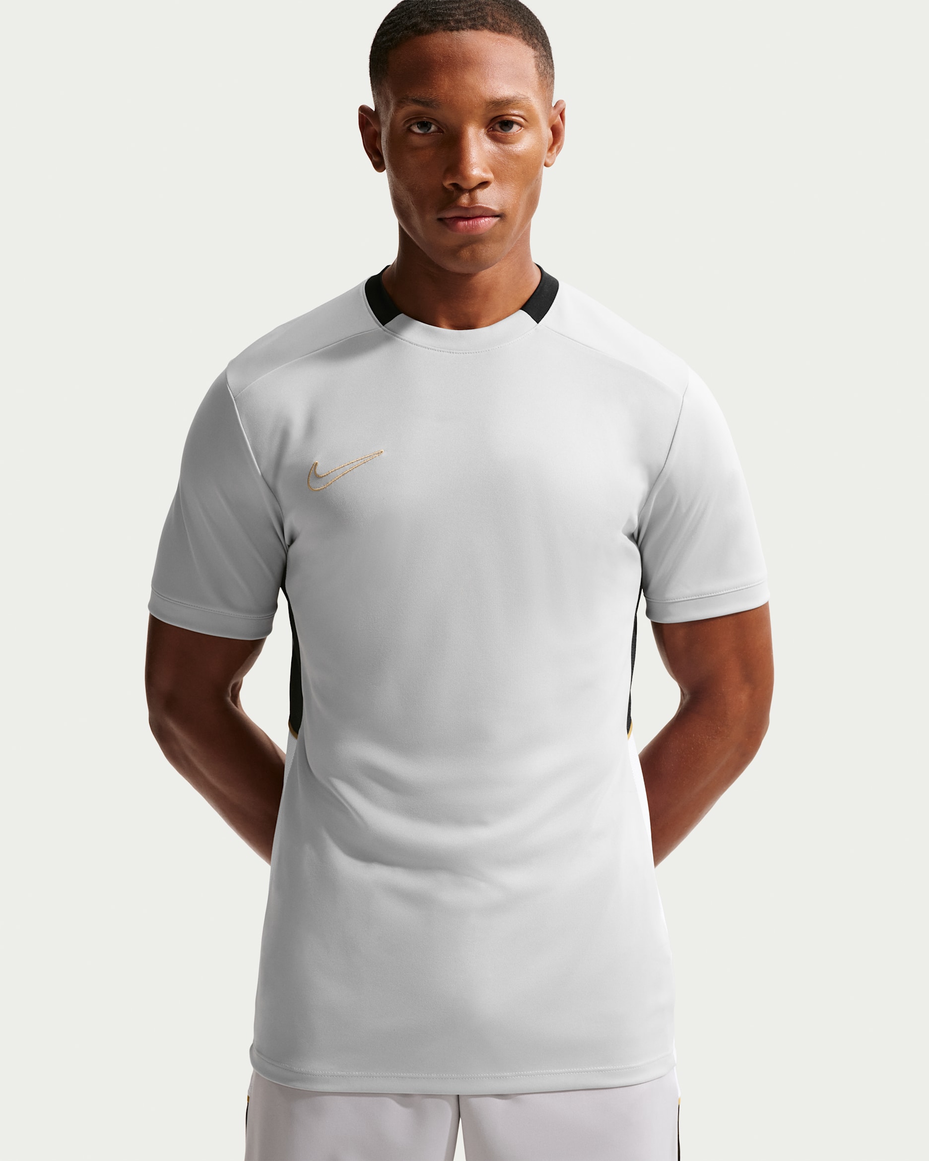 Kortærmet Nike Academy Dri-FIT-fodboldtrøje til mænd - Light Smoke Grey/sort/hvid/Metallic Gold