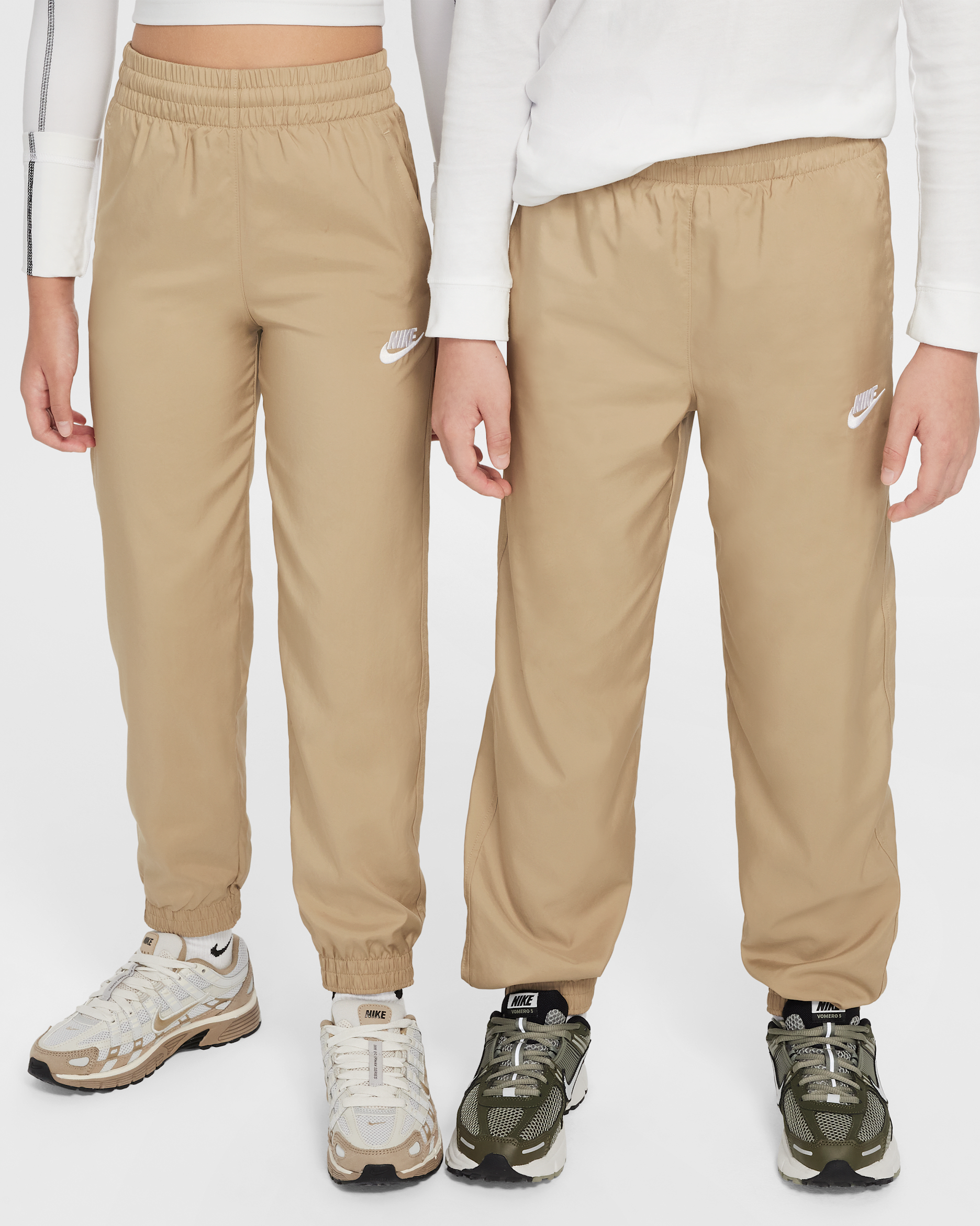 กางเกงจ๊อกกิ้งแบบทอเด็กโต Nike Sportswear Club - Parachute Beige/ขาว
