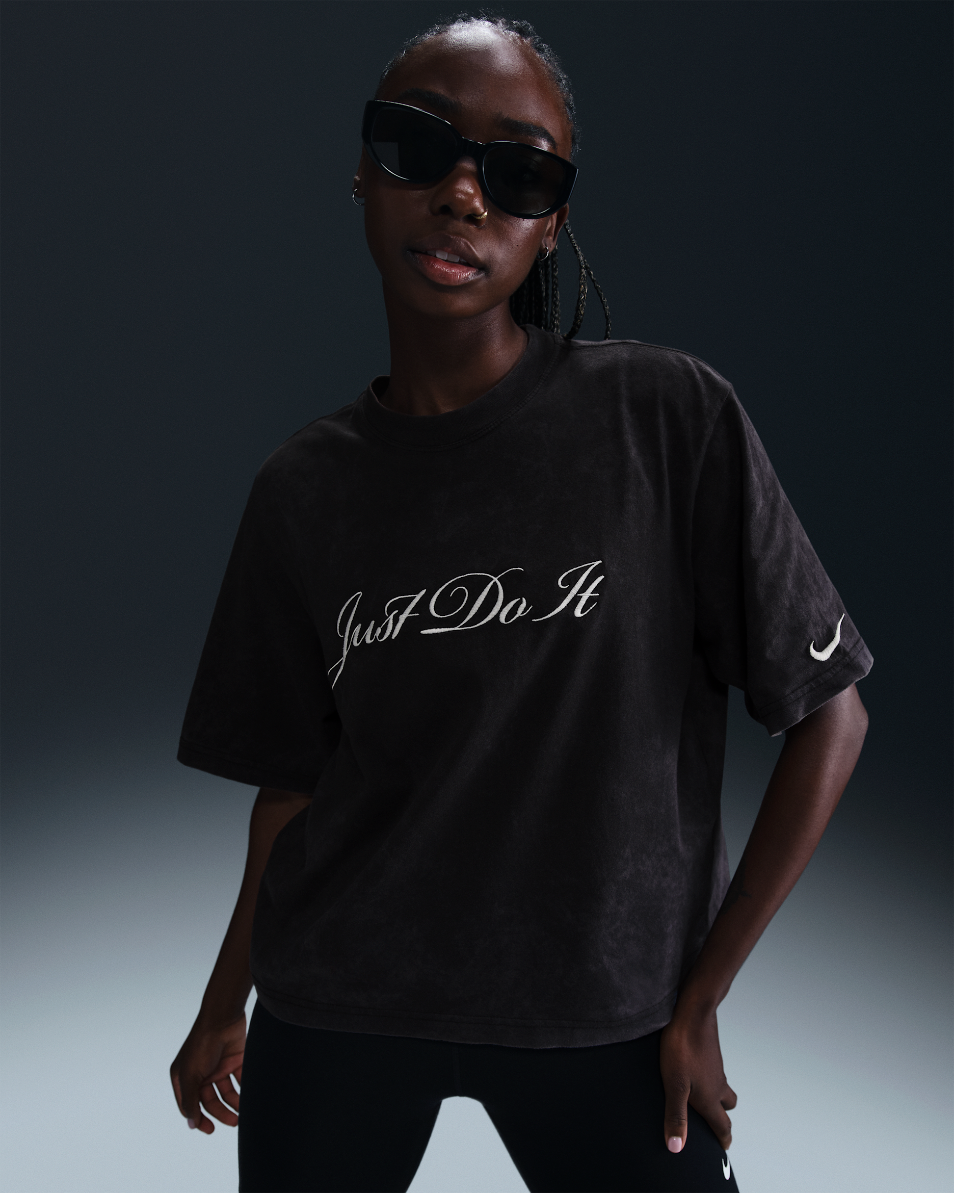 Playera para mujer Nike Sportswear - Negro/Polvo fotón