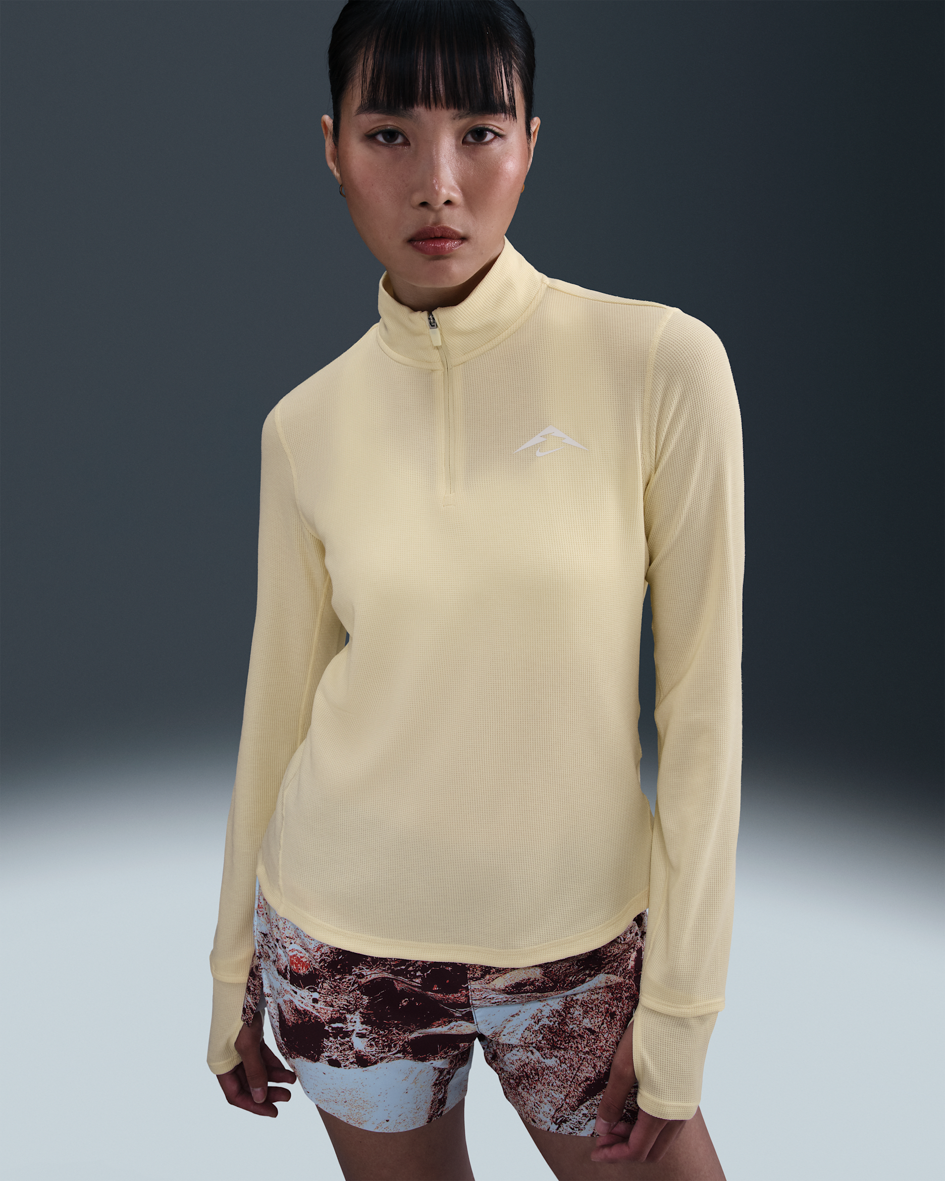 Nike Trail Dri-FIT mellomlag for løping med glidelås i halsen til dame - Alabaster/Summit White