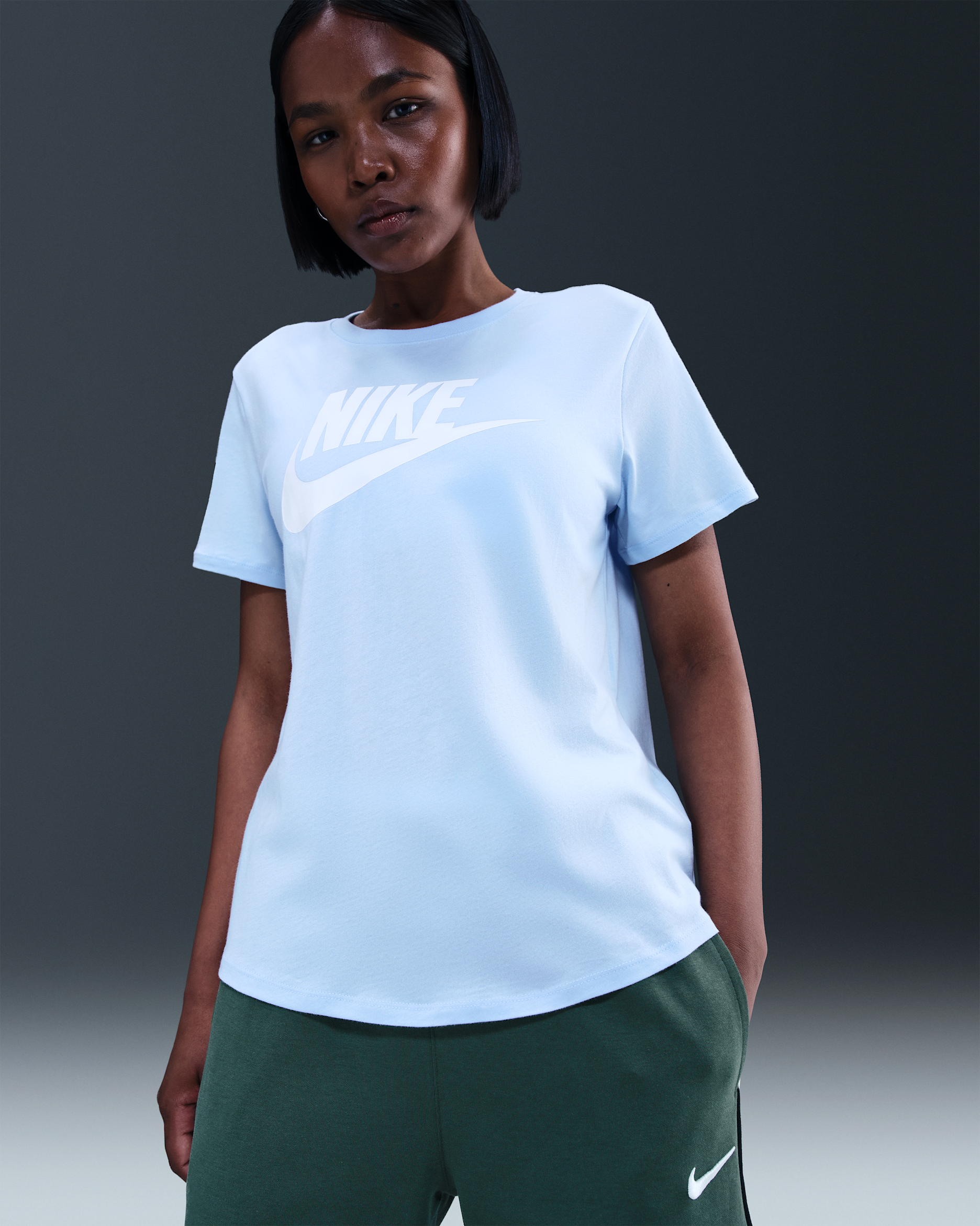 Playera con logotipo para mujer Nike Sportswear Essentials - Azul celestino/Blanco