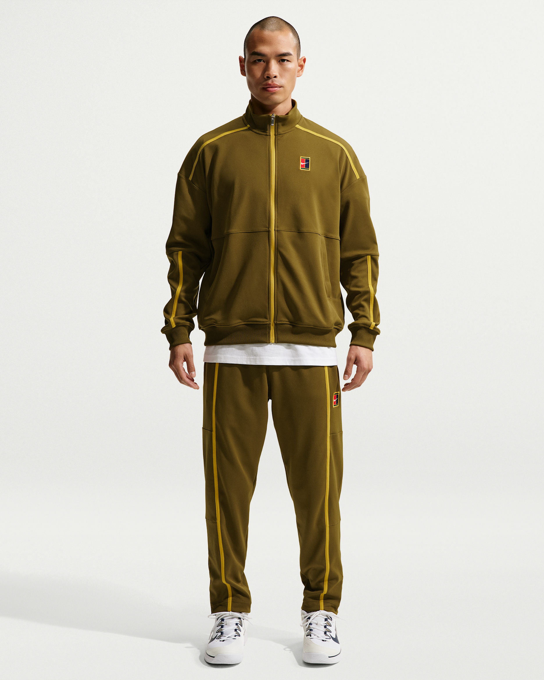 ナイキコート ヘリテージ メンズ テニスパンツ - オリーブフラック/サフランクウォーツ