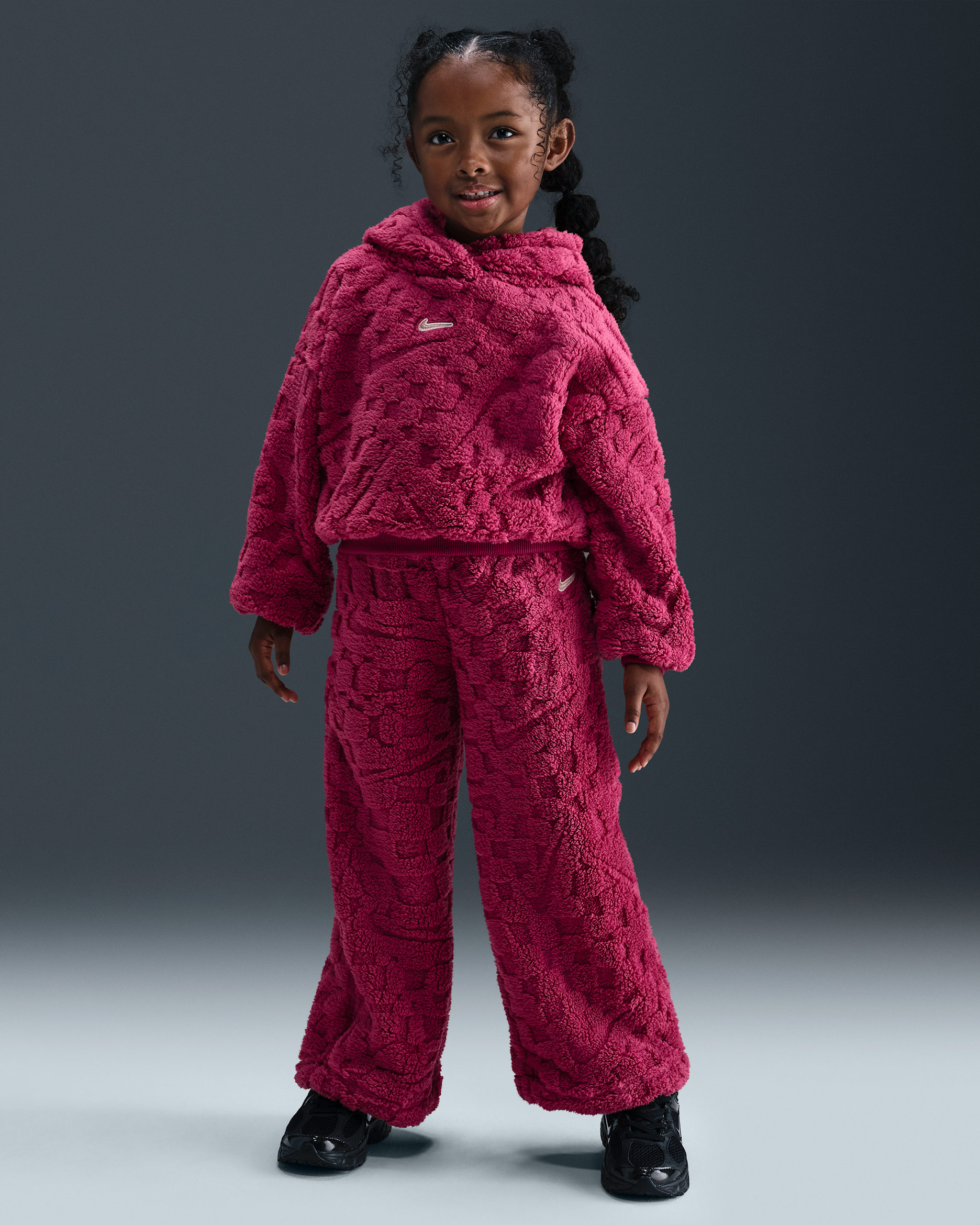 Conjunto de sudadera con gorro sin cierre y pants para niños talla pequeña Nike Cozy - Remolacha dulce