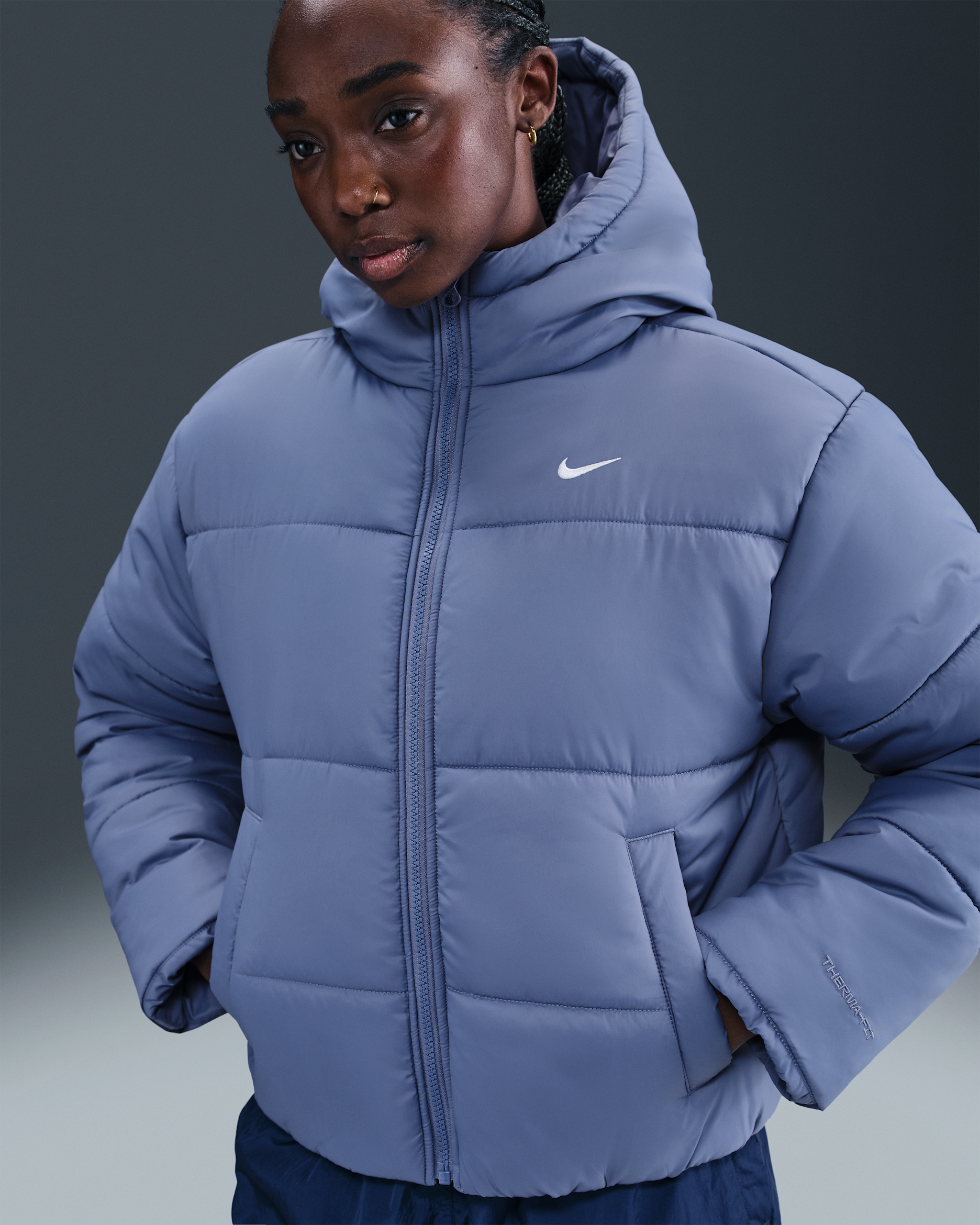 Veste à capuche ample Therma-FIT Nike Sportswear Classic Puffer pour femme - World Indigo/Blanc