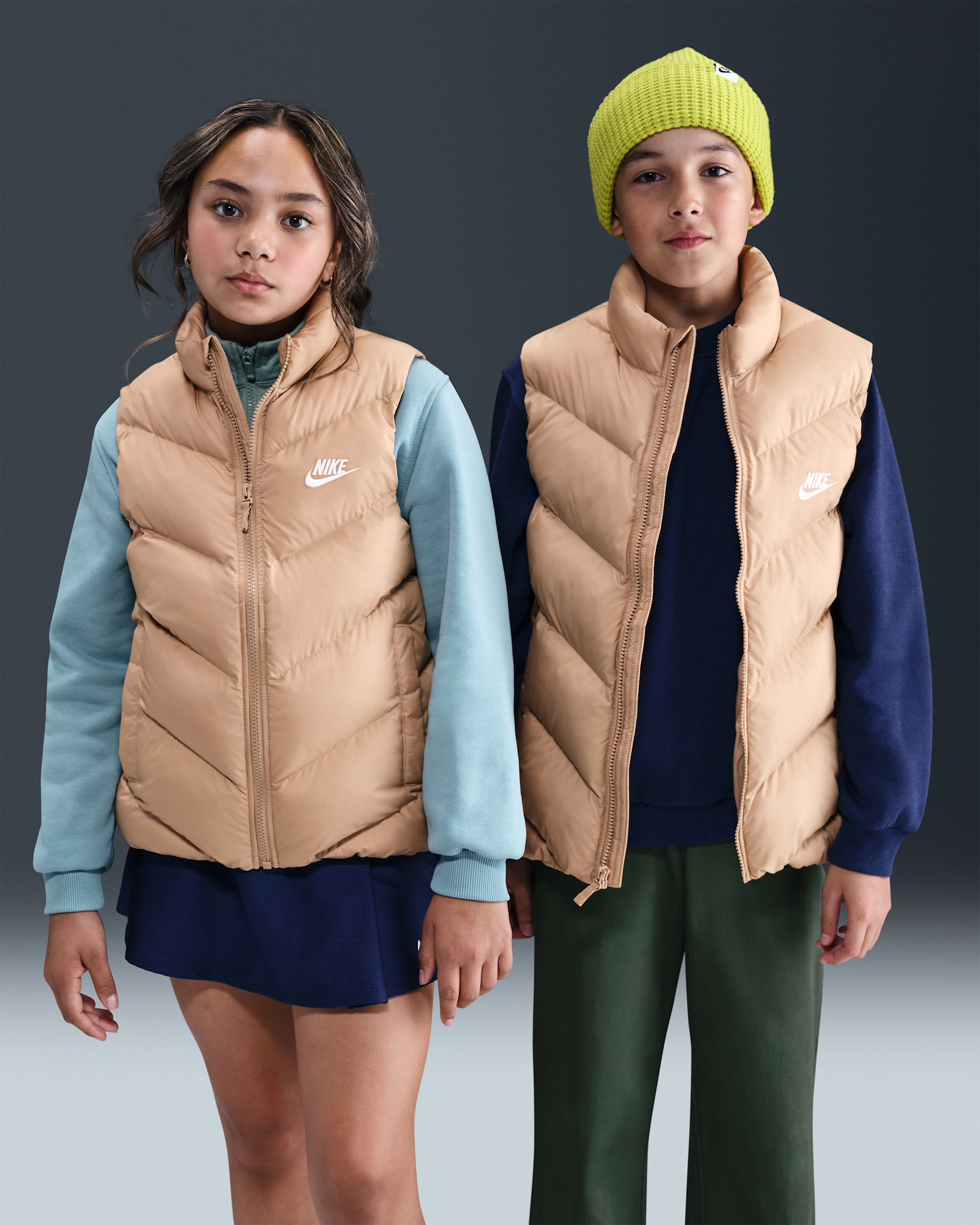 Péřová vesta Nike Sportswear All Day Play Therma-FIT ve volném střihu pro větší děti - Hemp/Bílá
