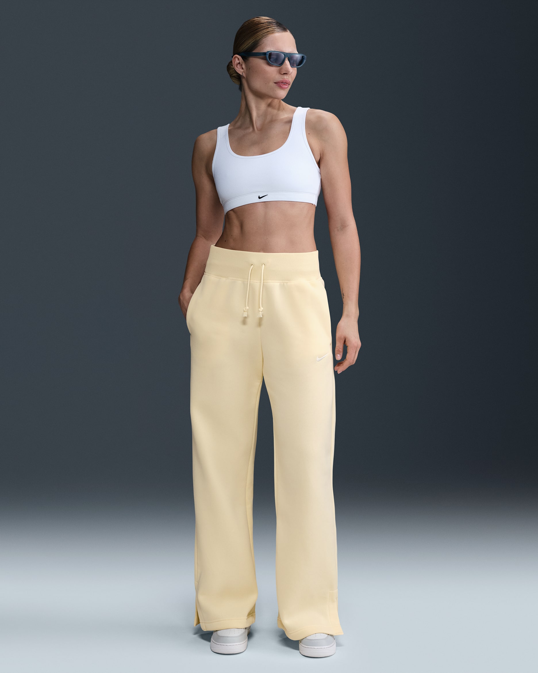 Pants de entrenamiento de tiro alto y piernas anchas para mujer Nike Sportswear Phoenix Fleece - Alabastro/Vela