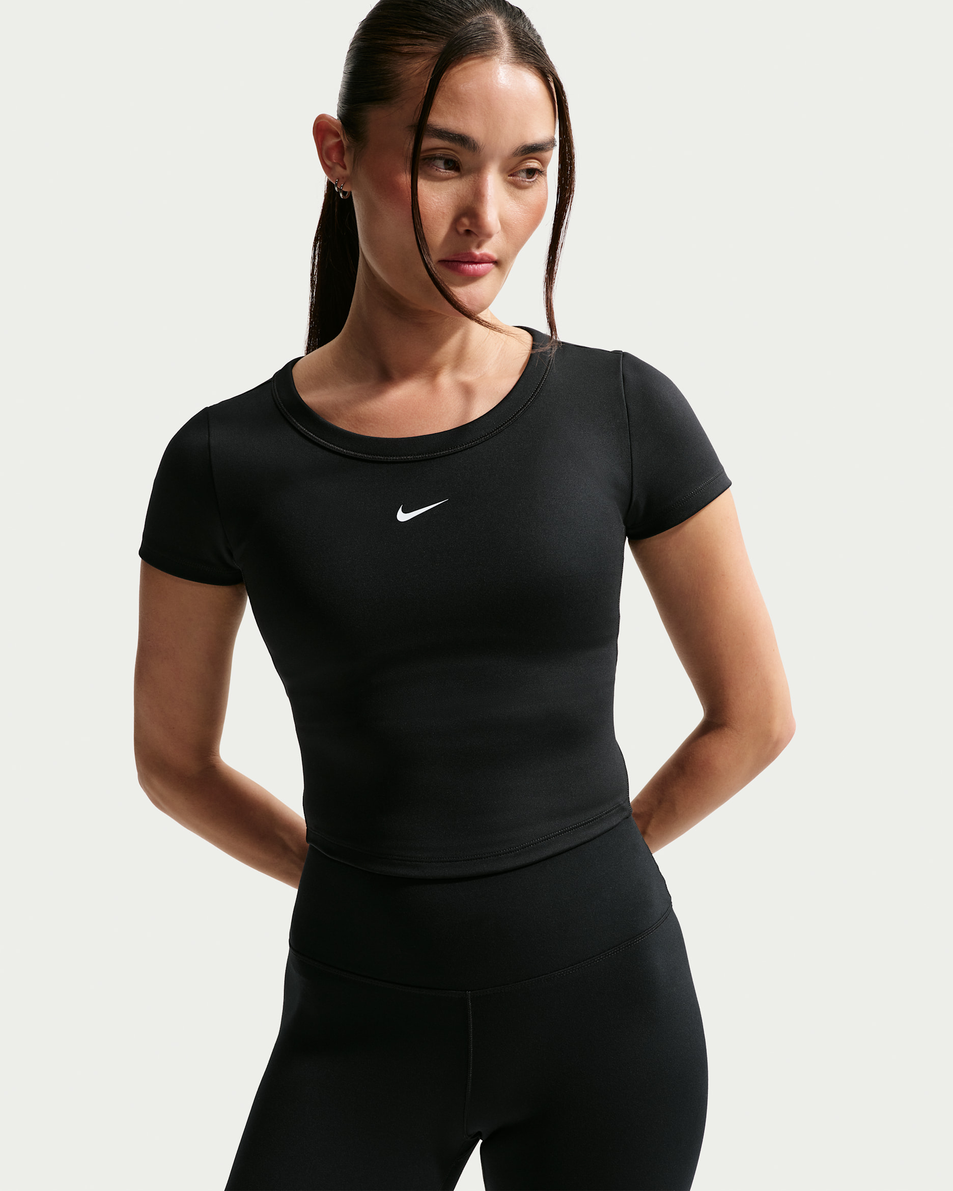 Playera de manga corta Dri-FIT cropped para mujer Nike One Fitted - Negro/Blanco