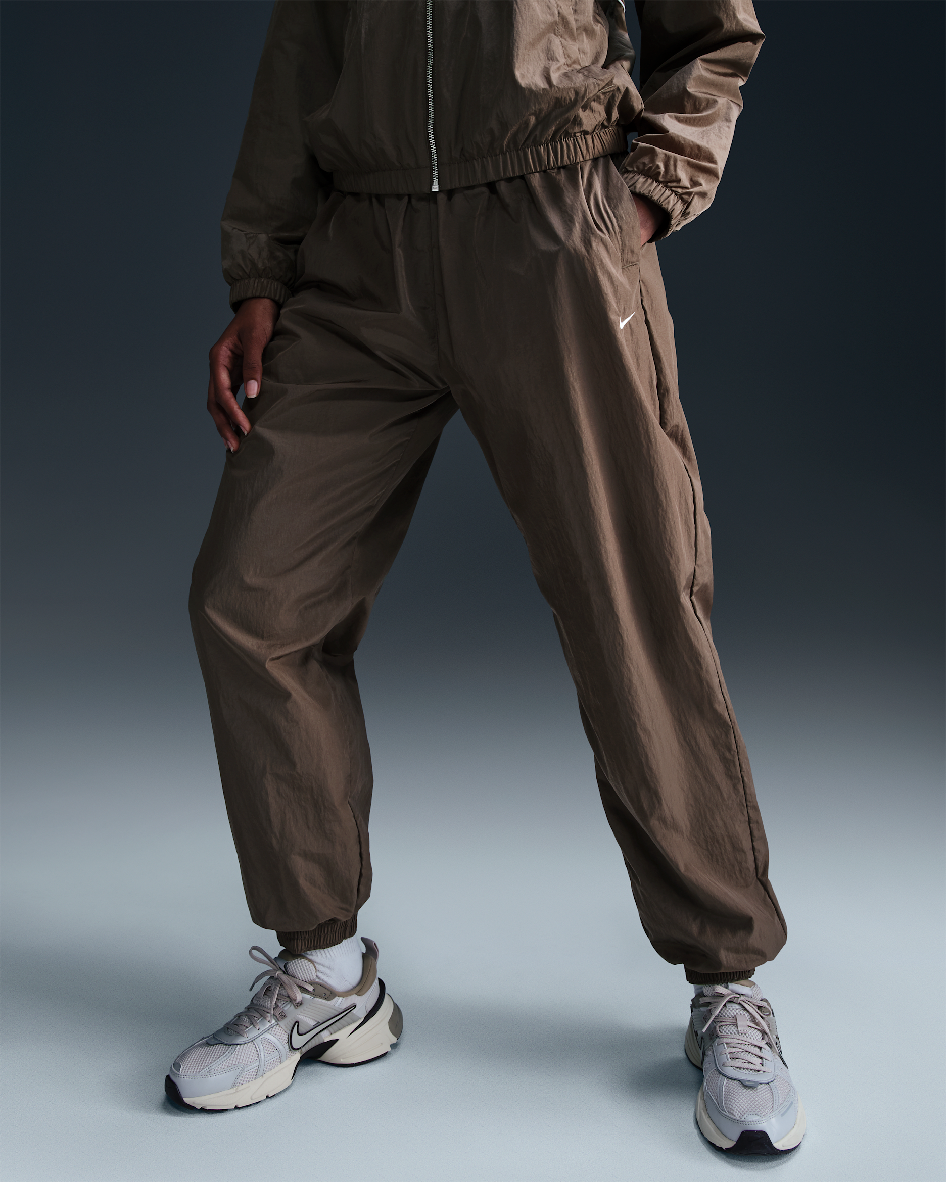 Nike Sportswear Essential Women's Mid-Rise Oversized Woven Joggers