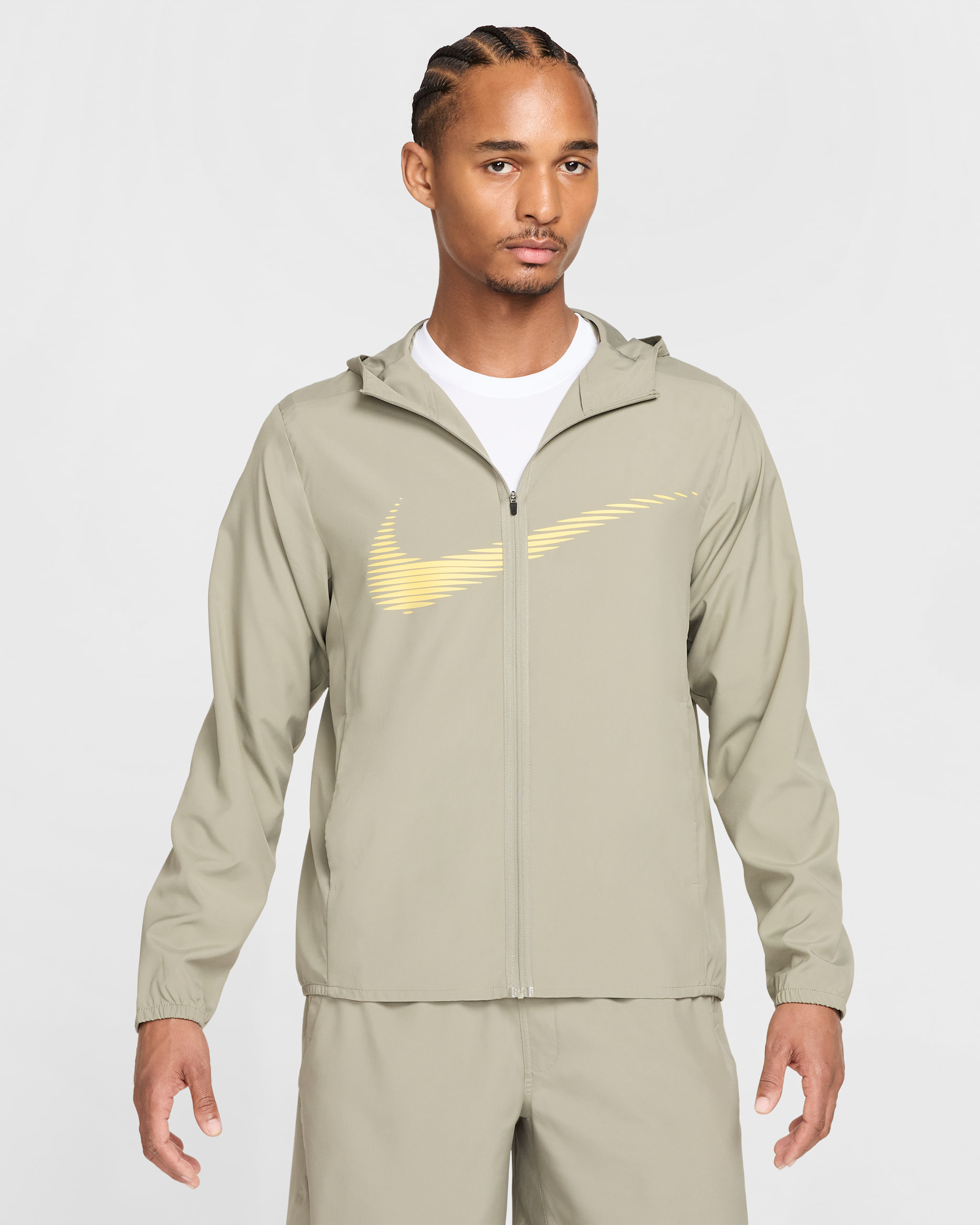 Chamarra con gorro Dri-FIT para hombre Nike Form - Militar claro/Oro Saturno