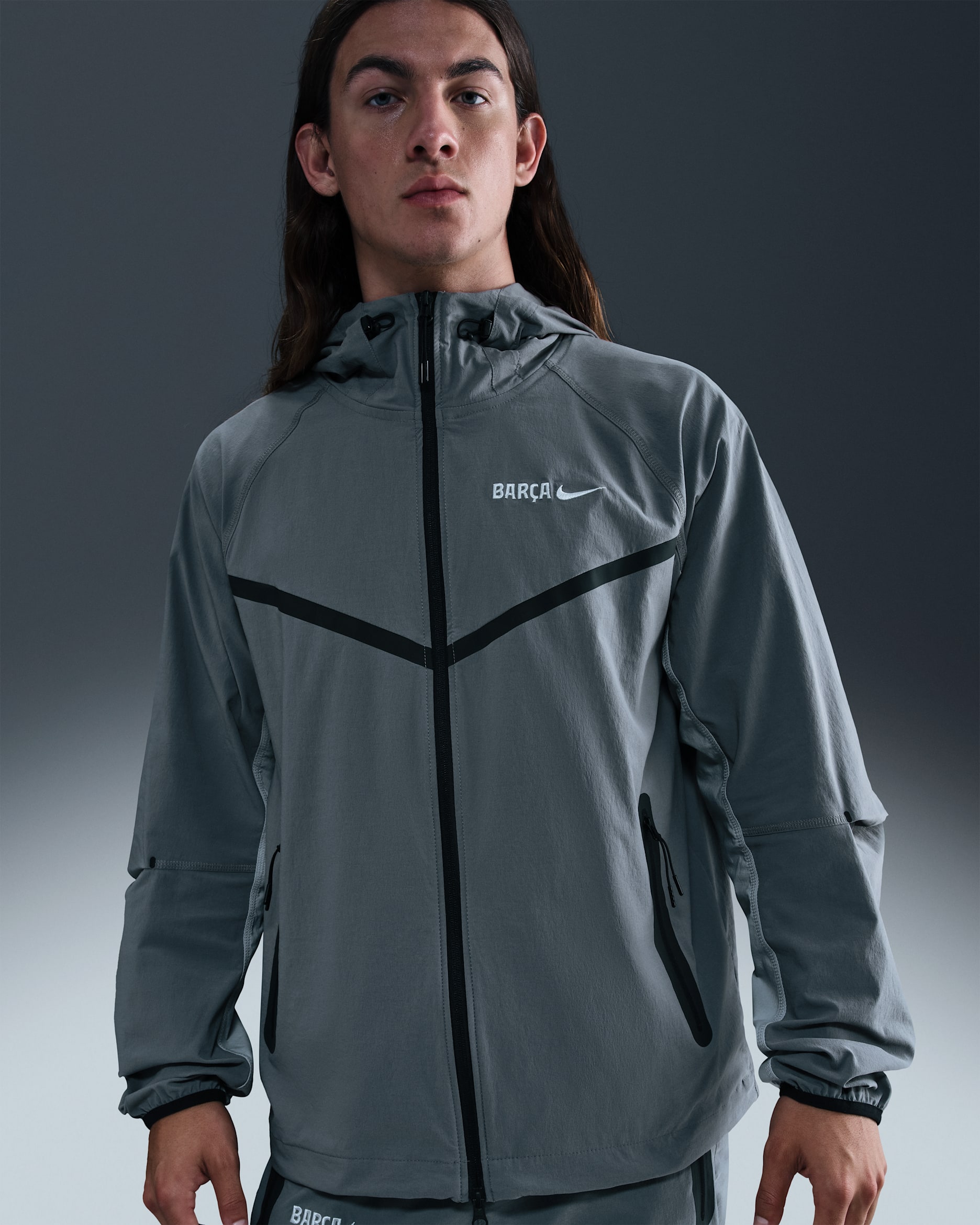 Ανδρικό ποδοσφαιρικό υφαντό τζάκετ Nike με φερμουάρ σε όλο το μήκος Μπαρτσελόνα Tech Windrunner - Smoke Grey/Light Smoke Grey/Light Smoke Grey