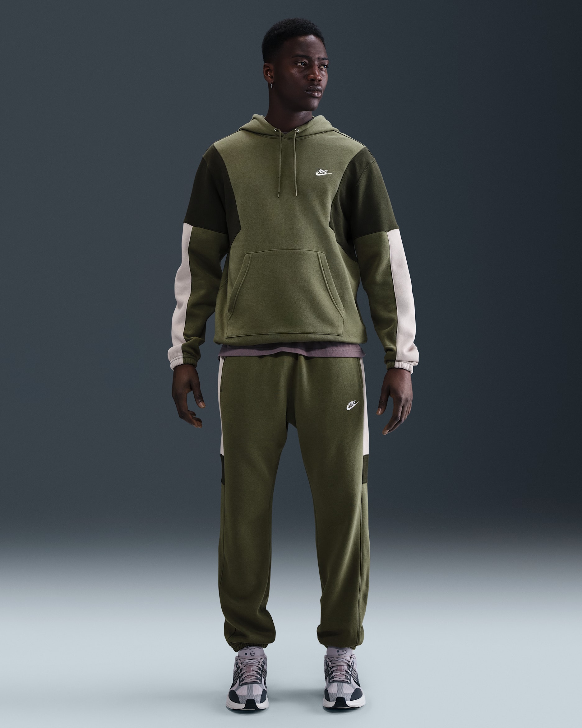 Fato de treino de lã cardada com capuz Nike Sportswear Club para homem - Medium Olive/Cinzento College/Sequoia/Branco