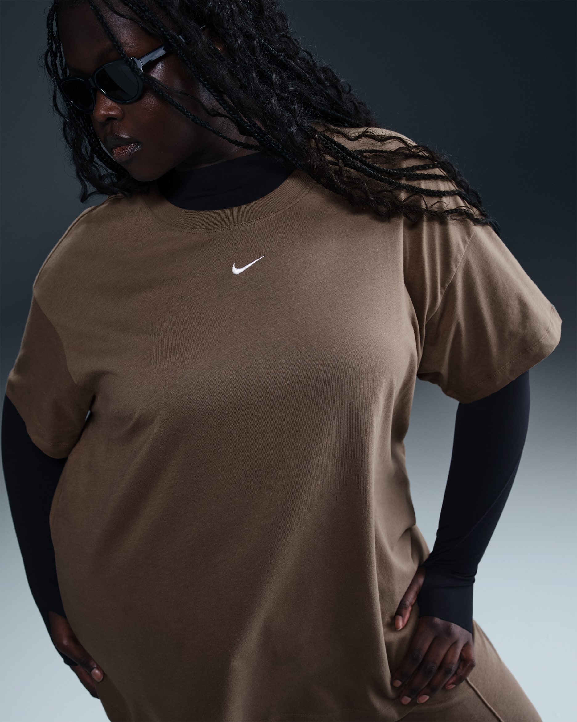 Playera para mujer (talla grande) Nike Sportswear Essential - Marrón visón