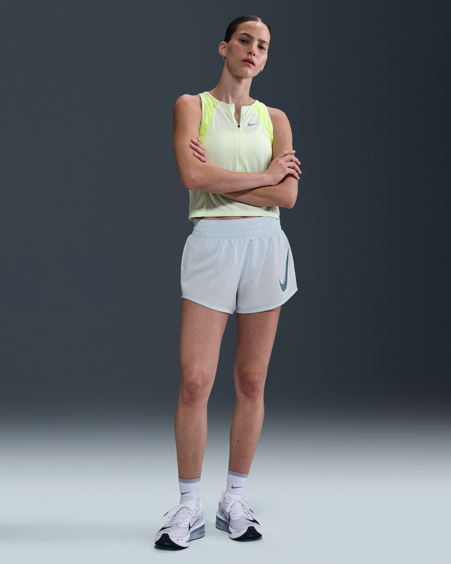 Shorts de correr Dri-FIT de tiro medio con forro de ropa interior para mujer Nike One - Tinte azul