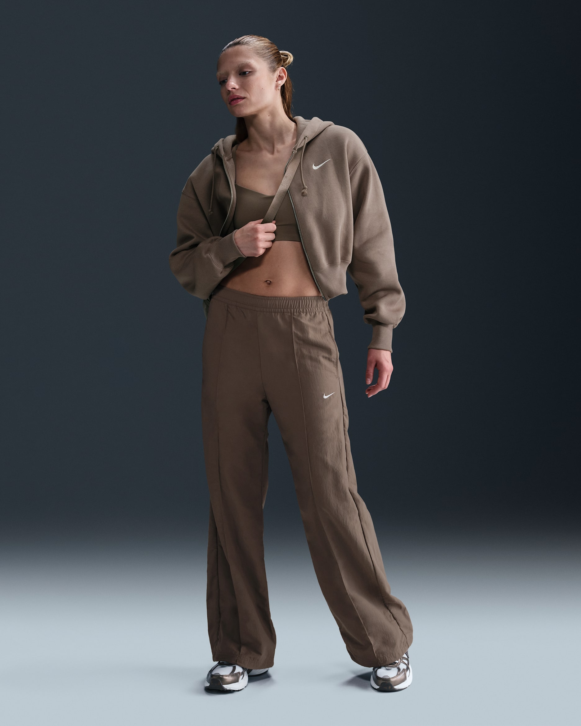 Pantalon taille mi-haute à ourlet ouvert Nike Sportswear Everything Wovens pour femme - Mink Brown/Blanc