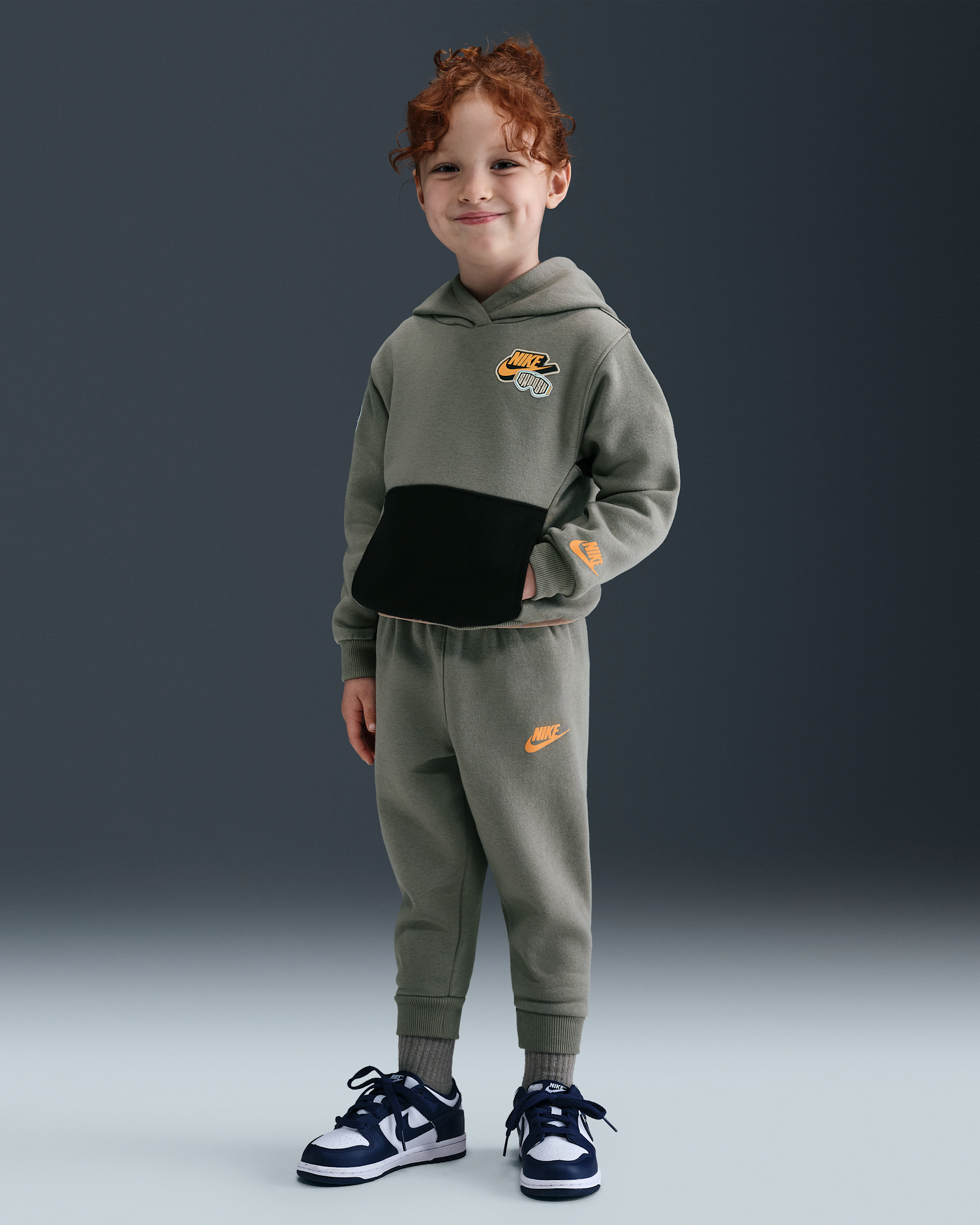 Conjunto de sudadera con gorro sin cierre y joggers de tejido Fleece infantil Nike - Militar claro