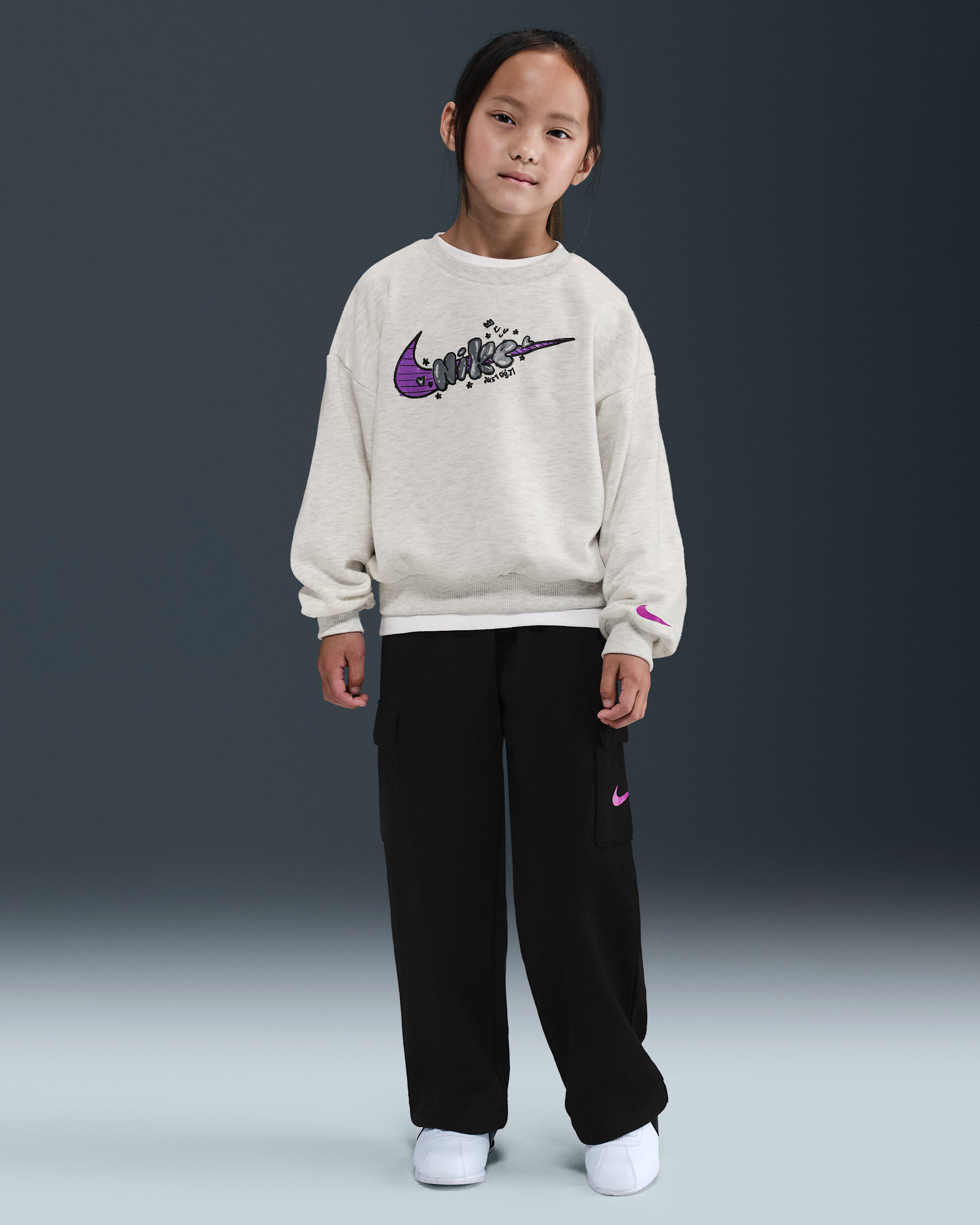 Conjunto de sudadera de cuello redondo sin cierre y pants cargo de French Terry para niños talla pequeña Nike - Negro