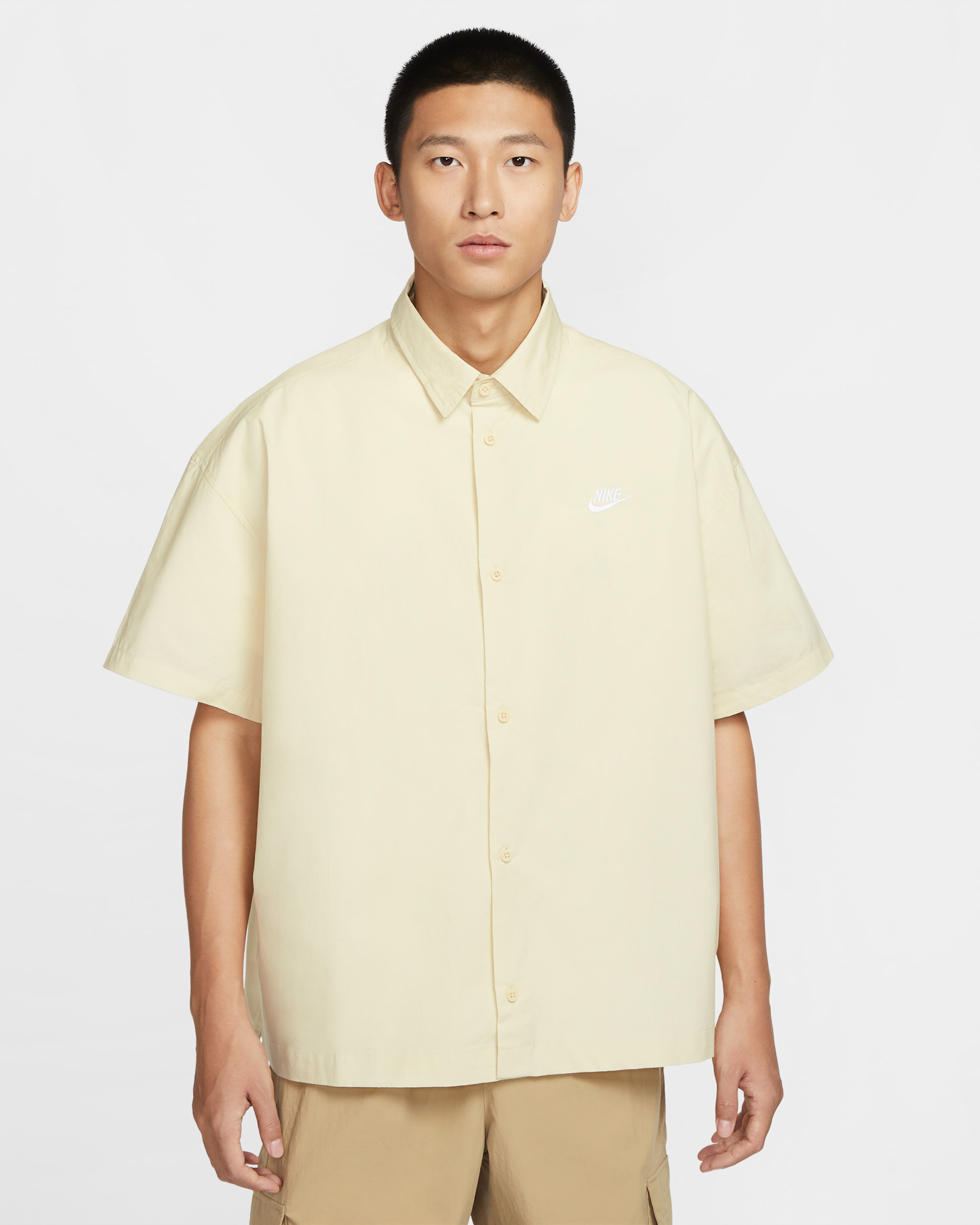 เสื้อเชิ้ตแขนสั้นติดกระดุมผู้ชาย Nike Club - Light Khaki/ขาว