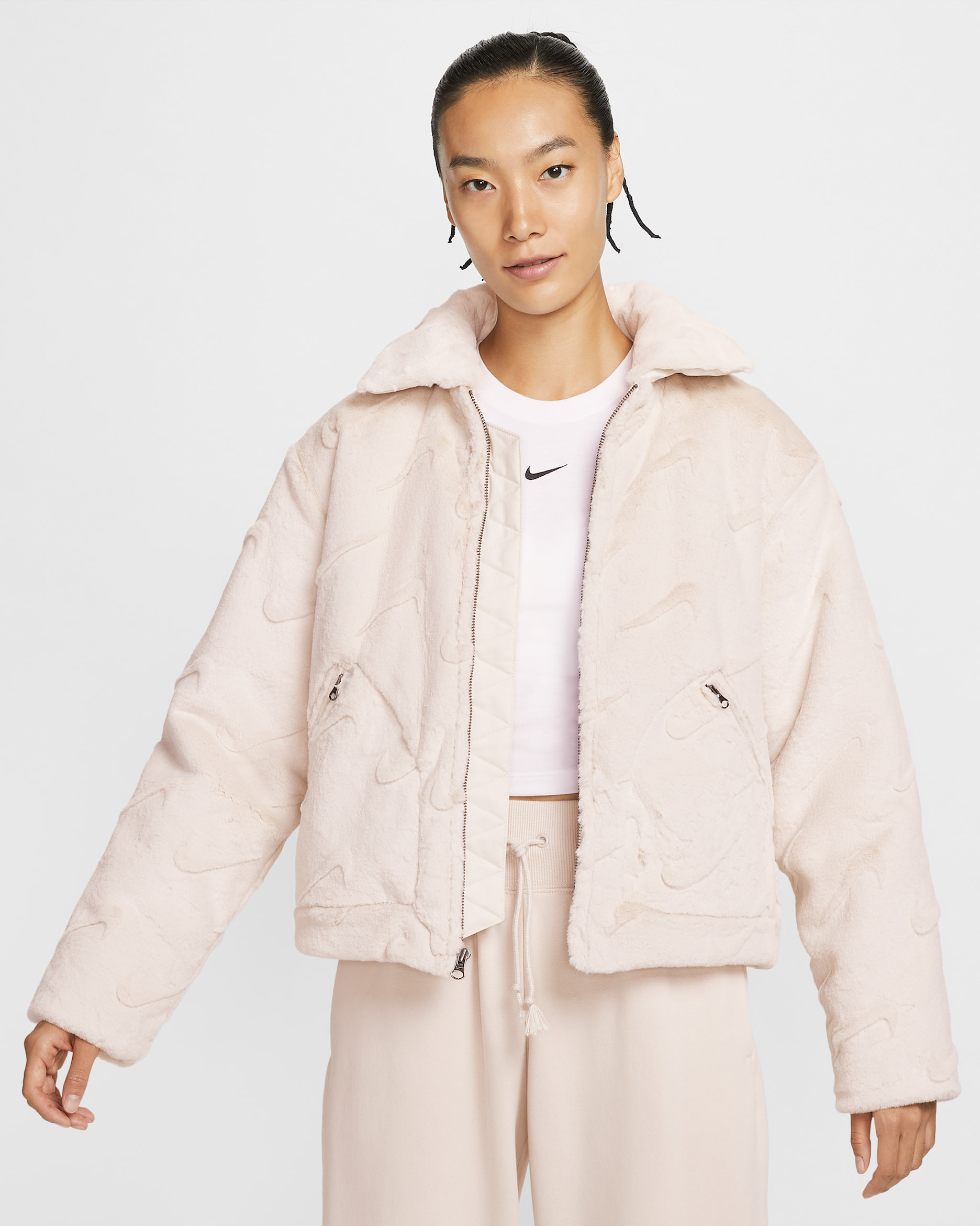 ナイキ スポーツウェア エッセンシャル ウィメンズ ルーズ プリント フェイクファー ジャケット - ライトオールウッドブラウン/ブラック